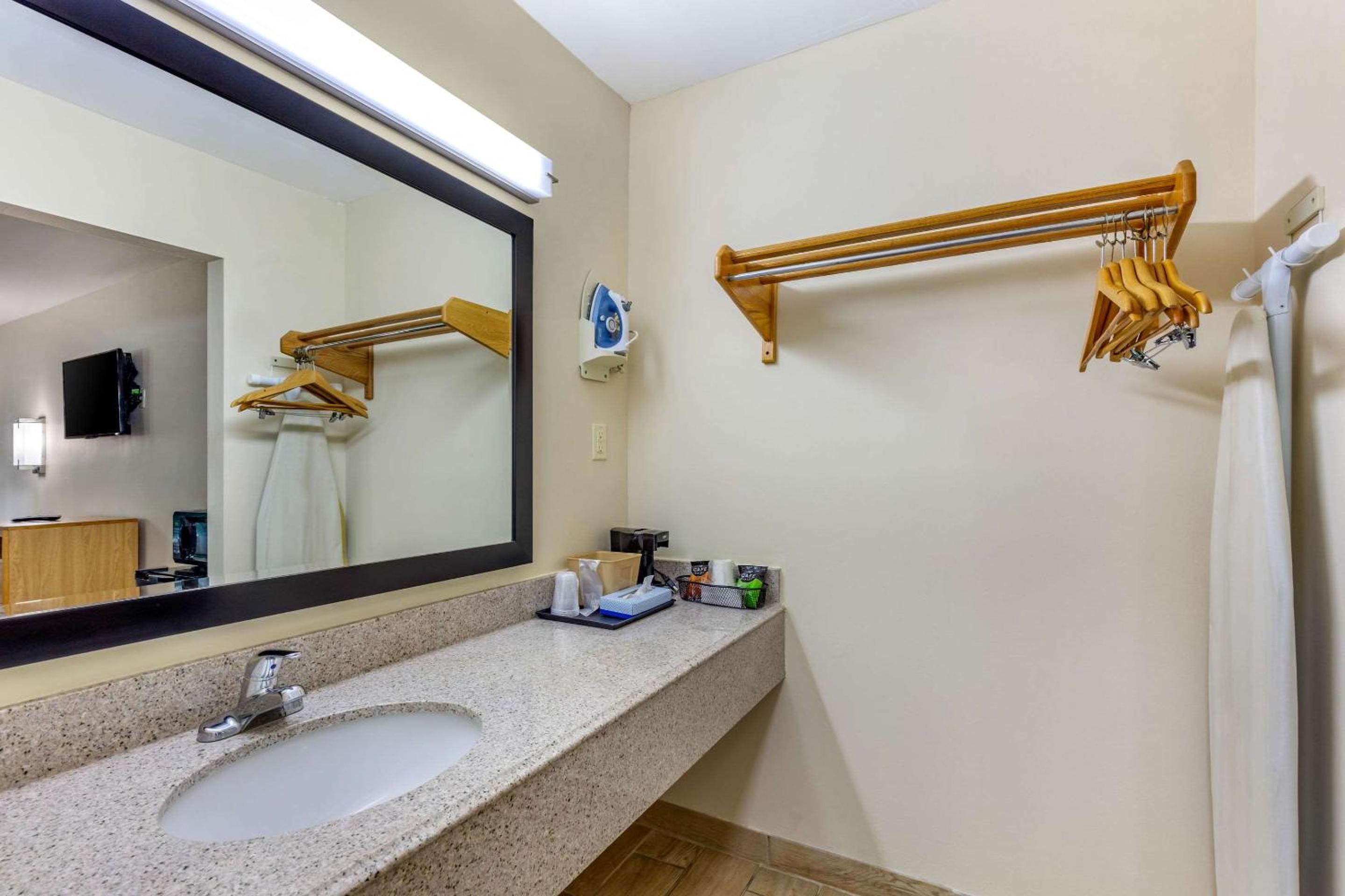 King Room - Non-Smoking - Photo 8