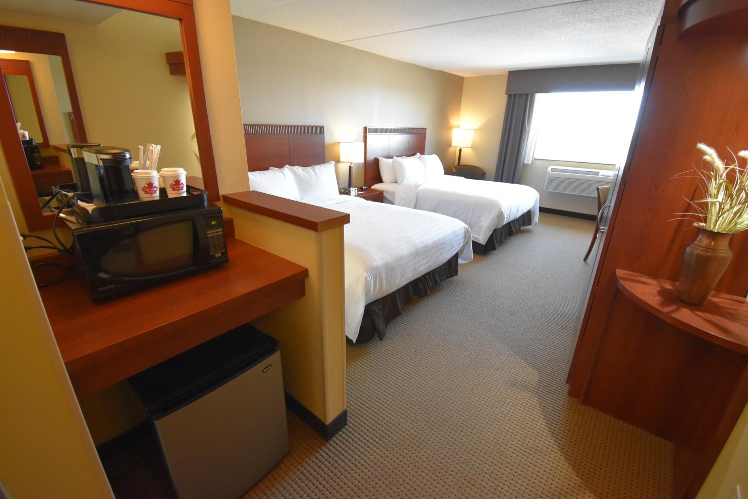 Queen Room with Two Queen Beds - Photo 2