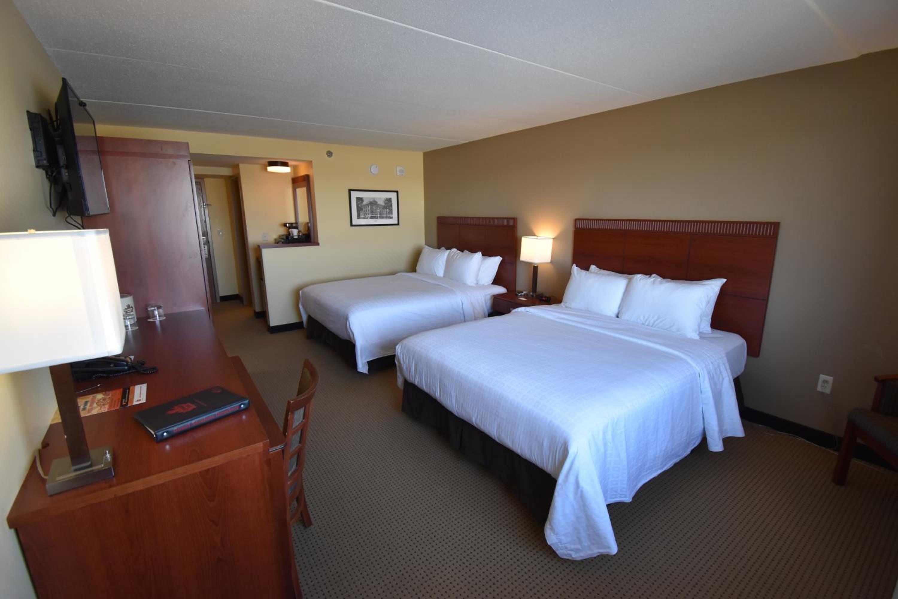 Queen Room with Two Queen Beds - Photo 3
