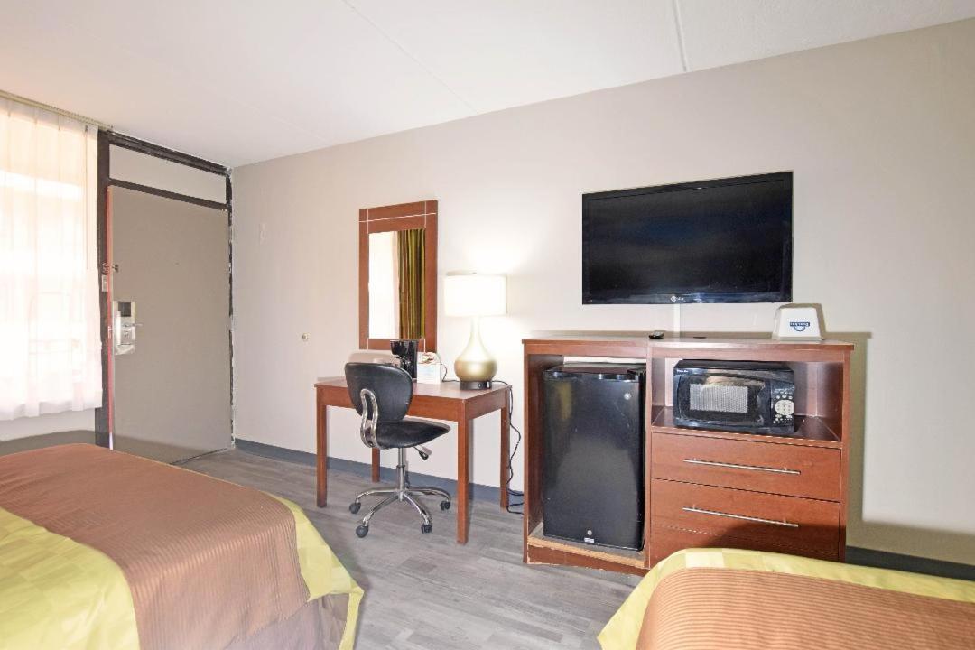 Double Room with Two Double Beds and Courtyard View - Non-Smoking photo 2