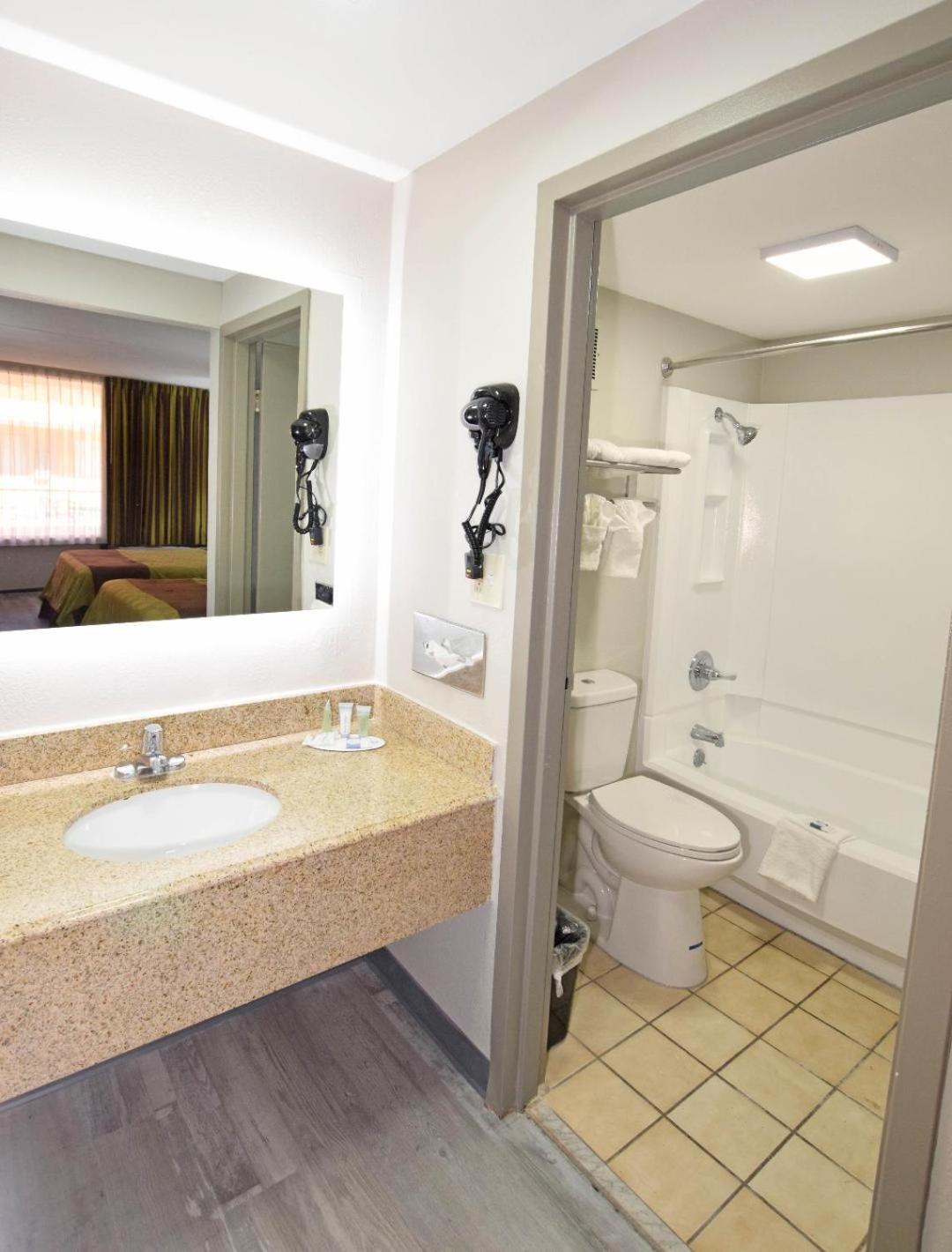 Double Room with Two Double Beds and Courtyard View - Non-Smoking photo 3