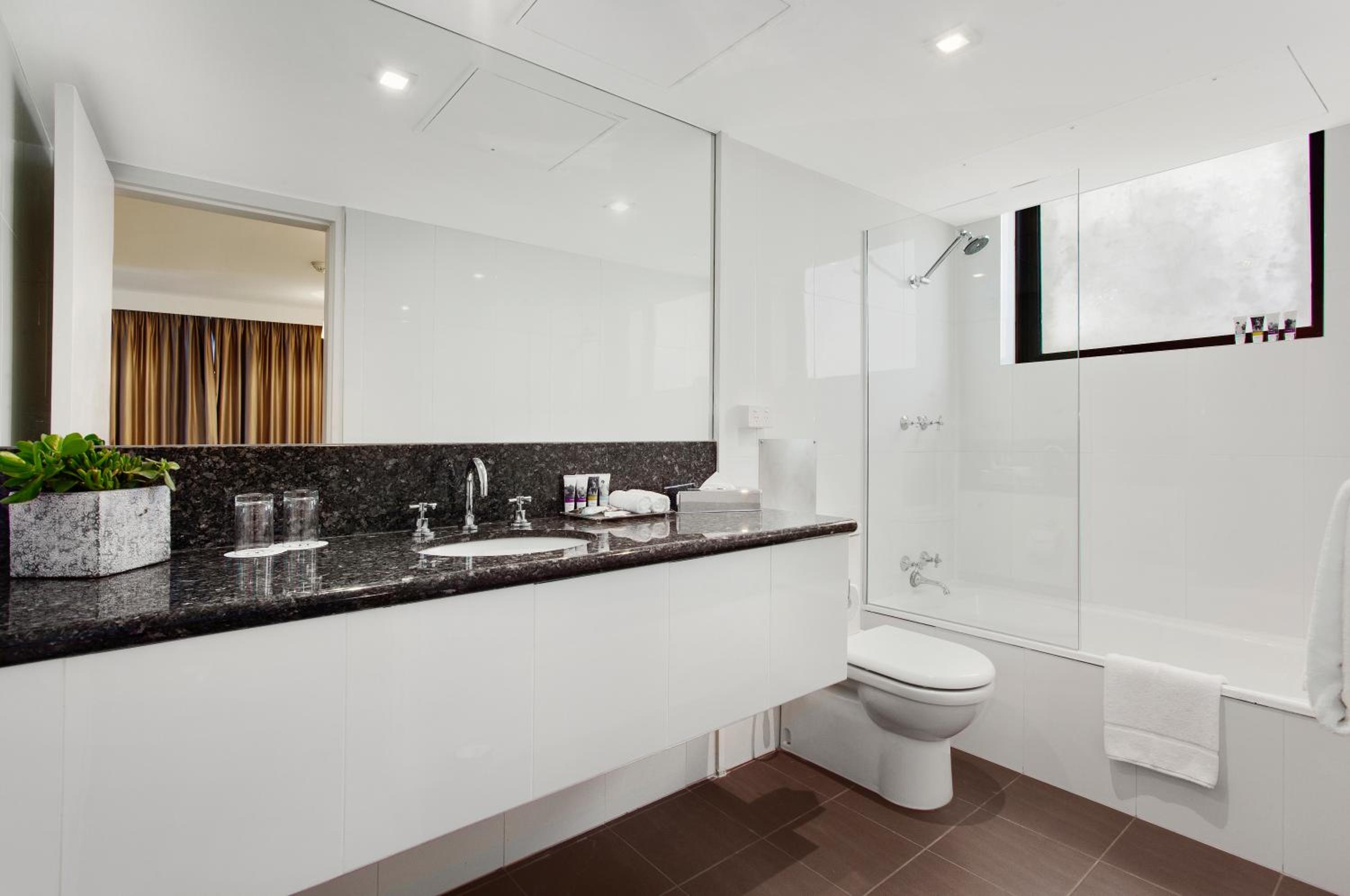 One-Bedroom King Suite with Lake View - Photo 3