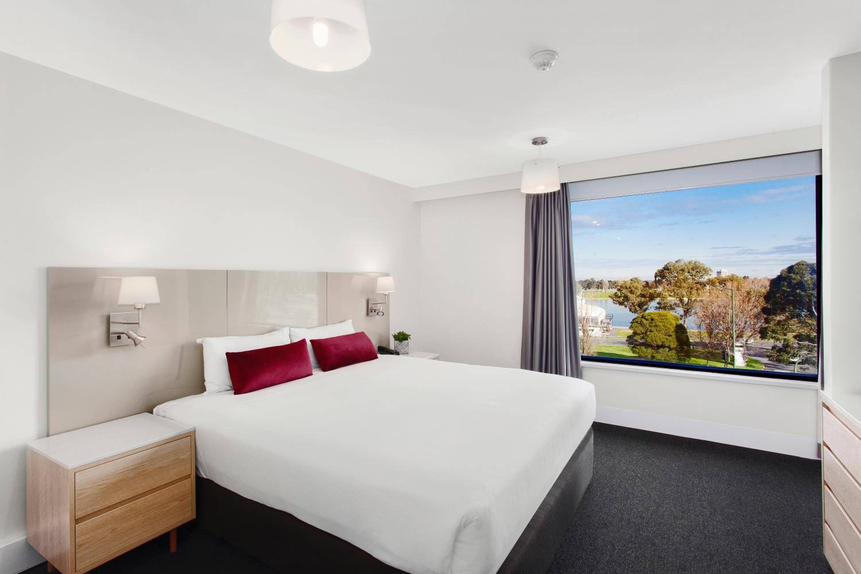 One-Bedroom King Suite with Lake View - Photo 4