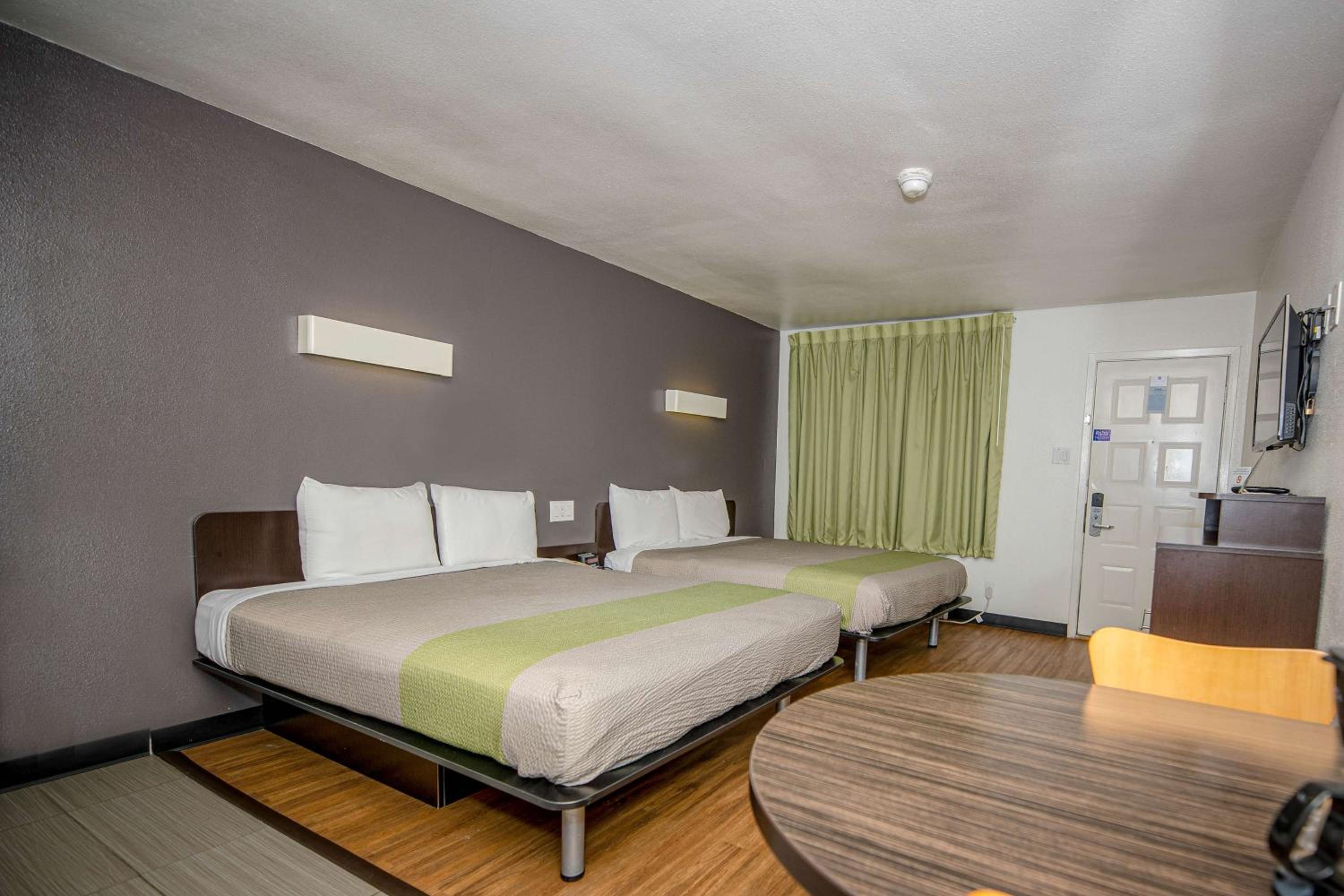 Queen Room with Two Queen Beds - Non-Smoking - Photo 4