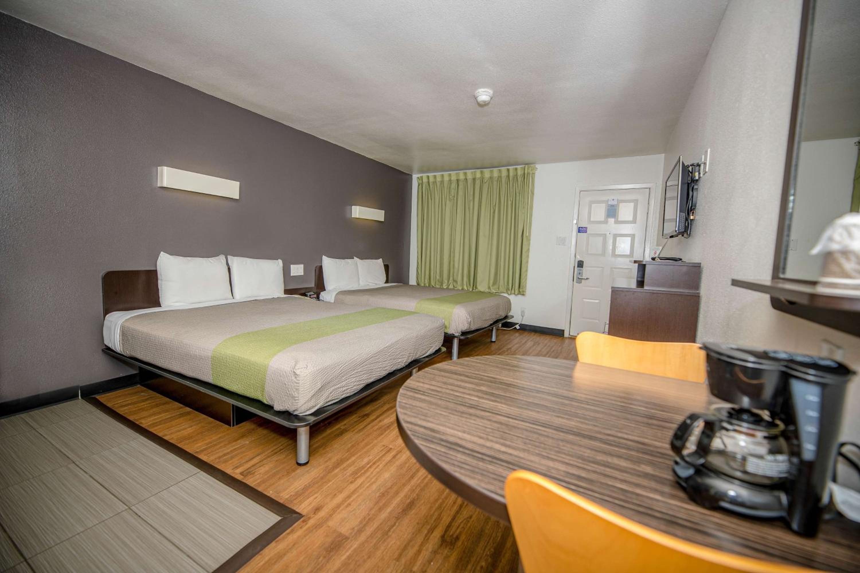 Queen Room with Two Queen Beds - Non-Smoking - Photo 3