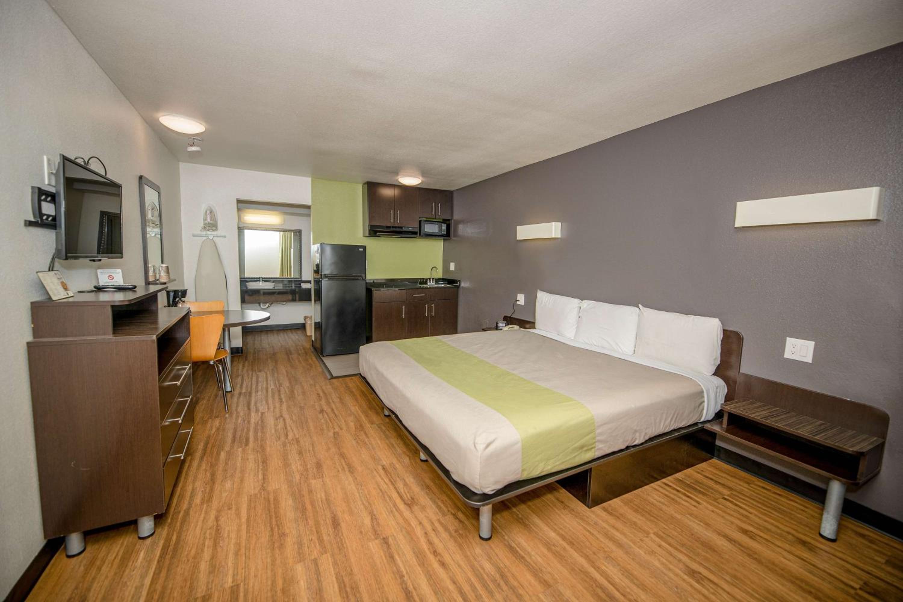 Deluxe King Room - Non-Smoking photo 2