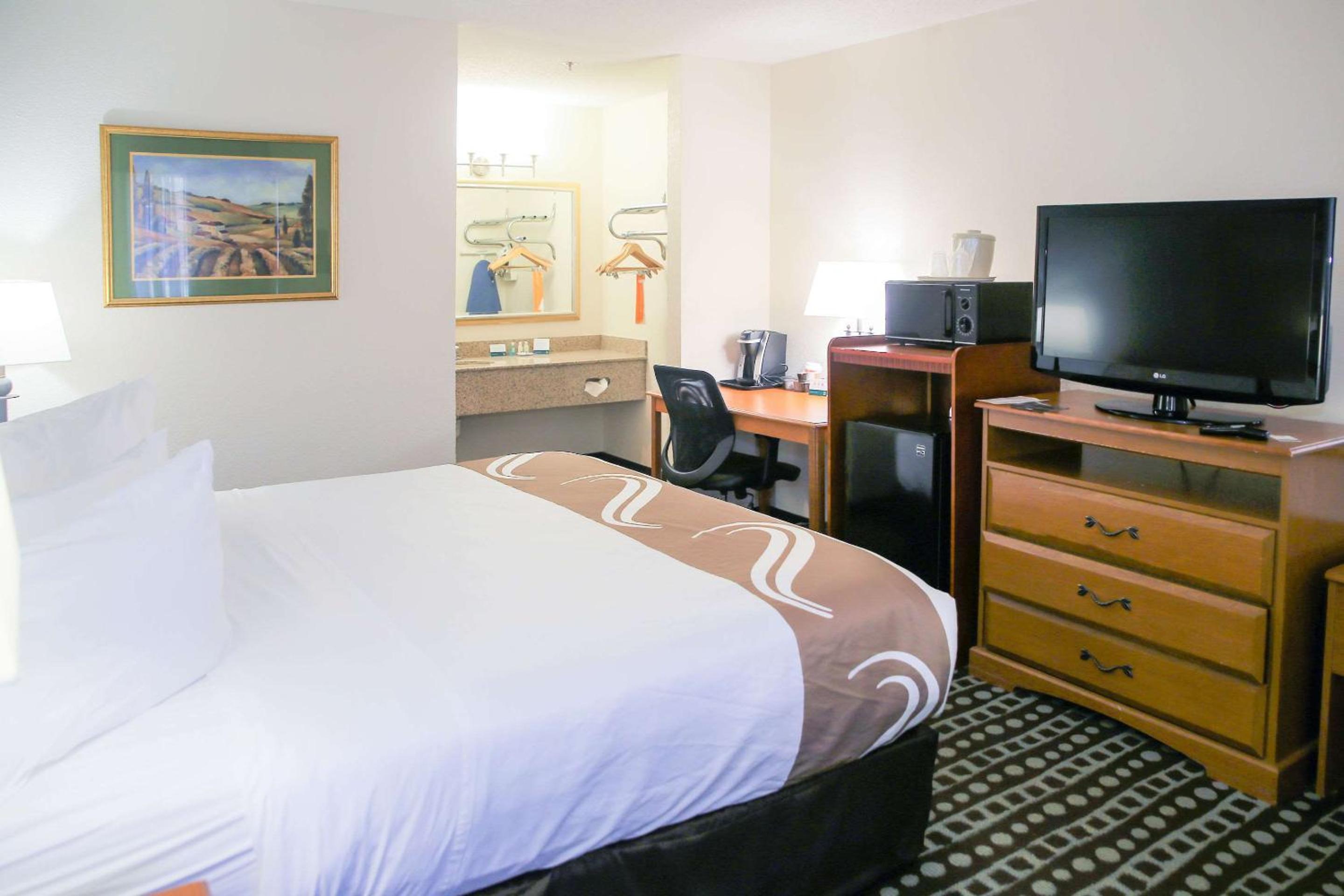 King Room - Non-Smoking - Photo 1