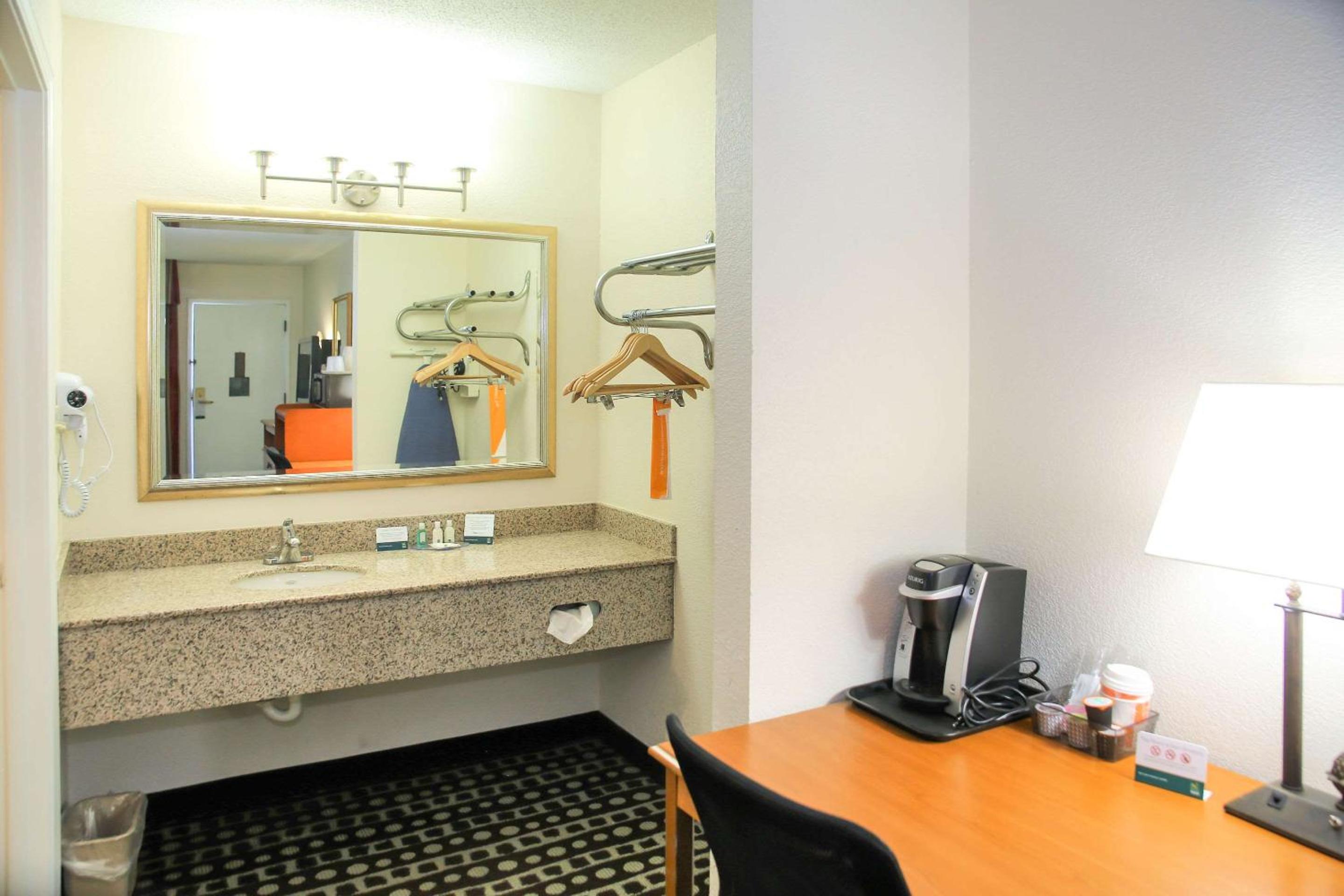 Queen Room - Non-Smoking - Photo 3