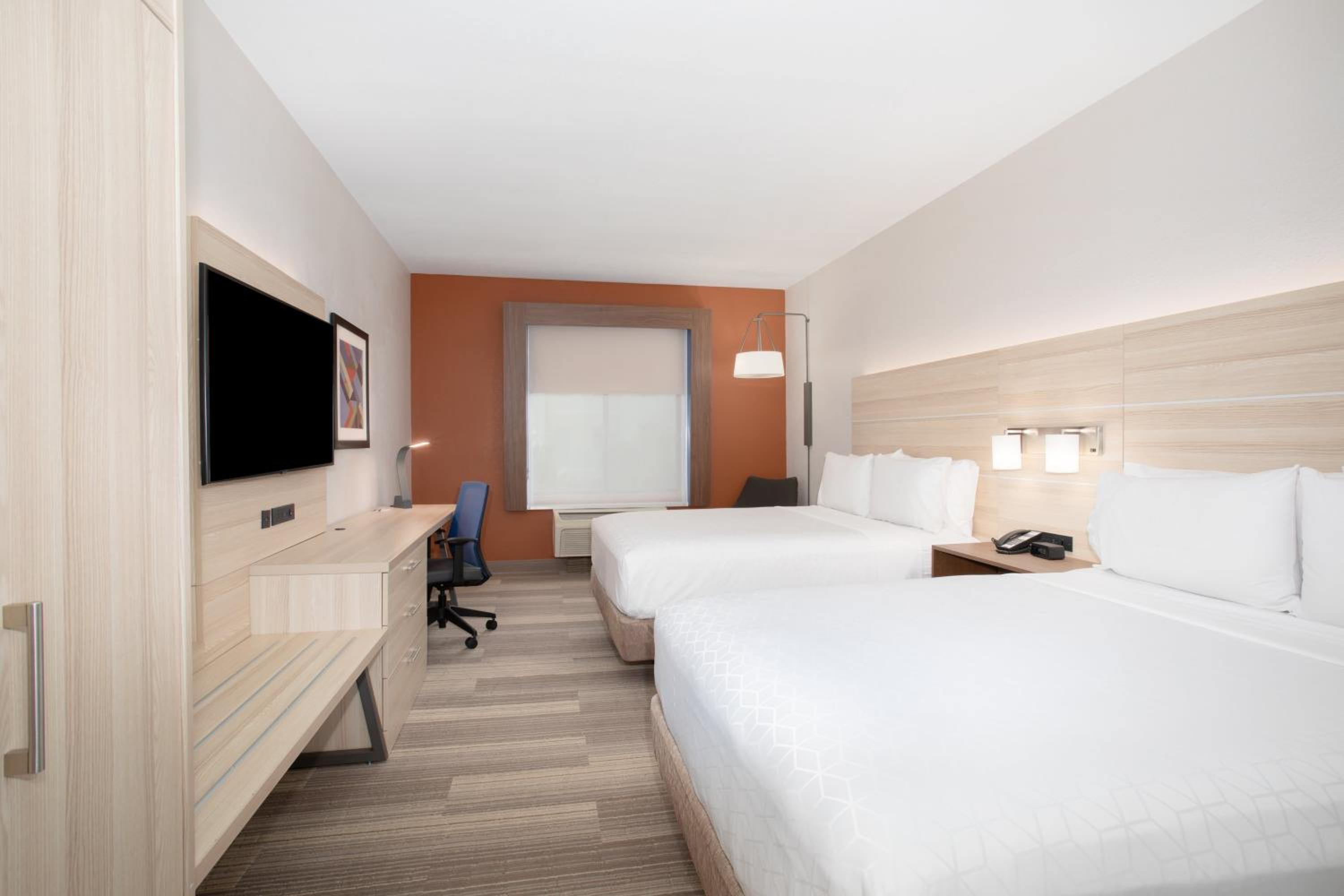 Standard Room with Two Queen Beds - Photo 4