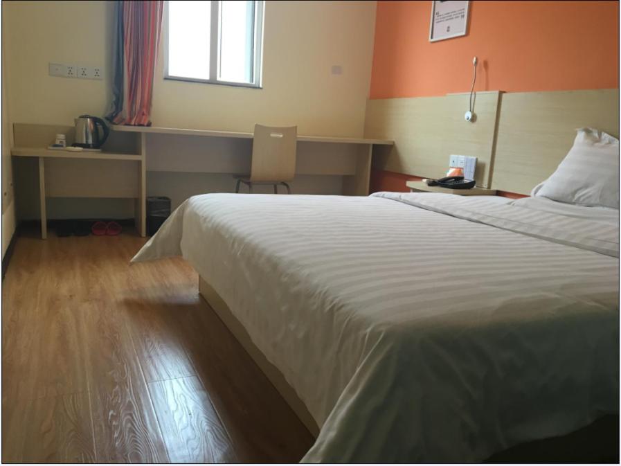 Comfortable Queen Room photo 3