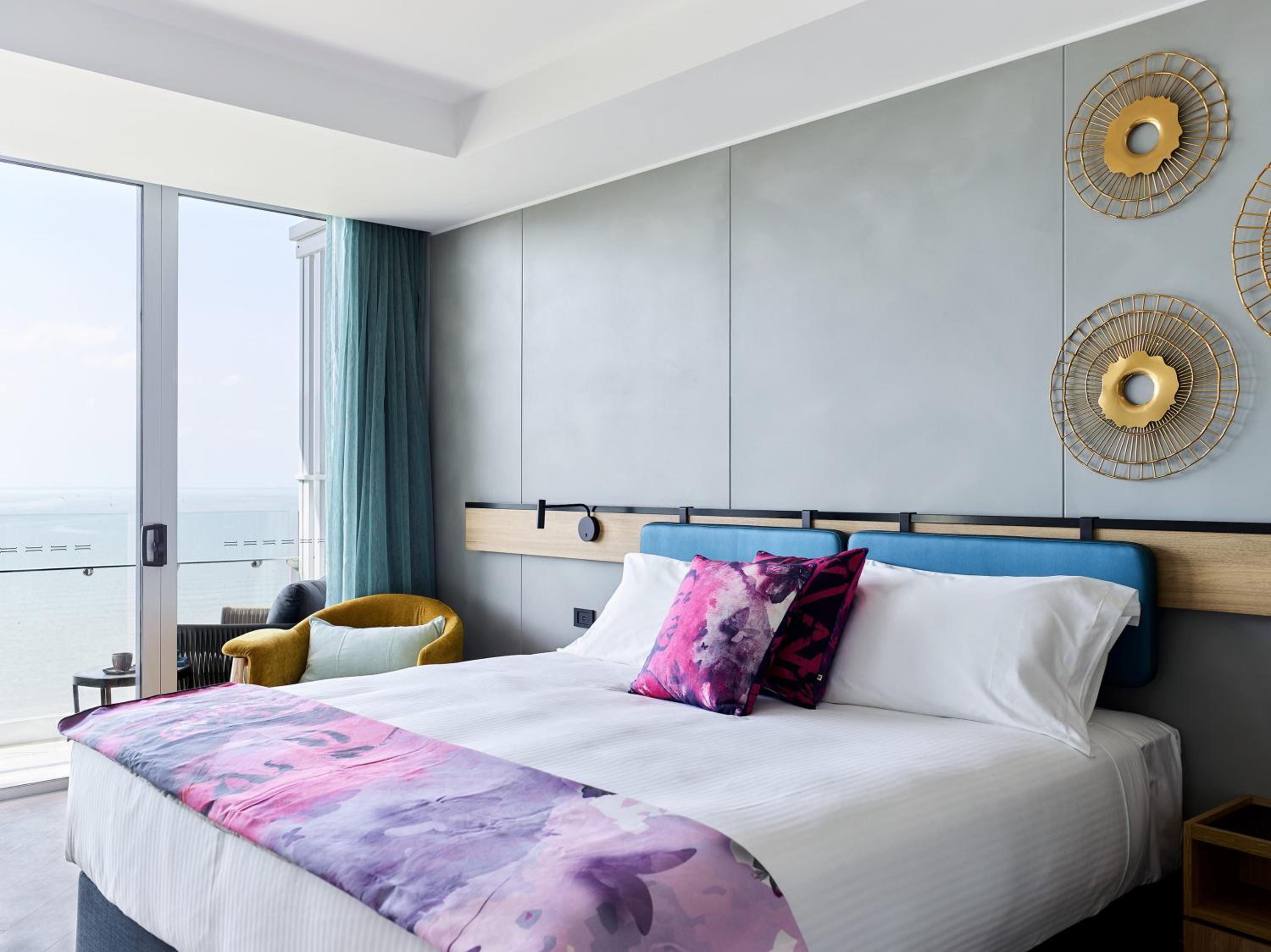 Deluxe Suite with Sea View thumbnail 5