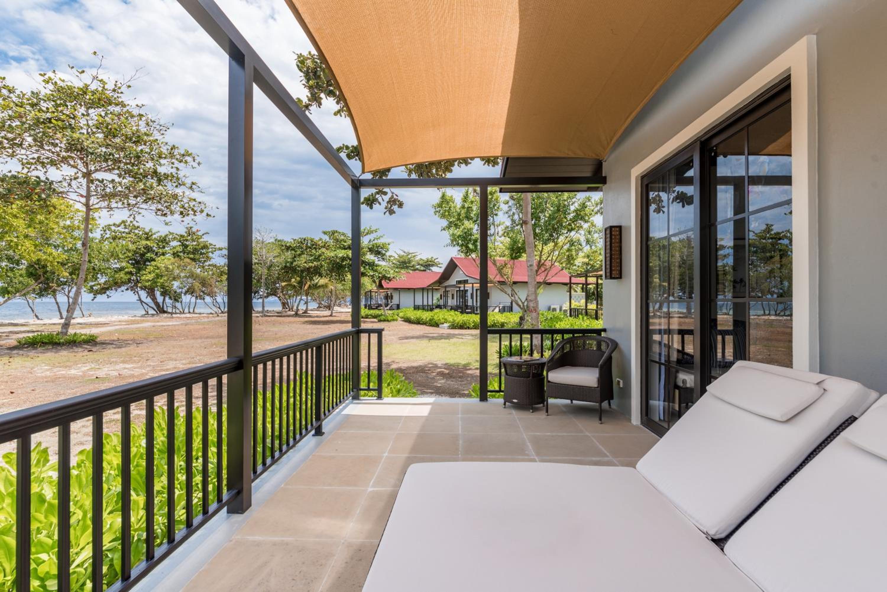 One Bedroom Ocean Suite with Pool - Photo 4