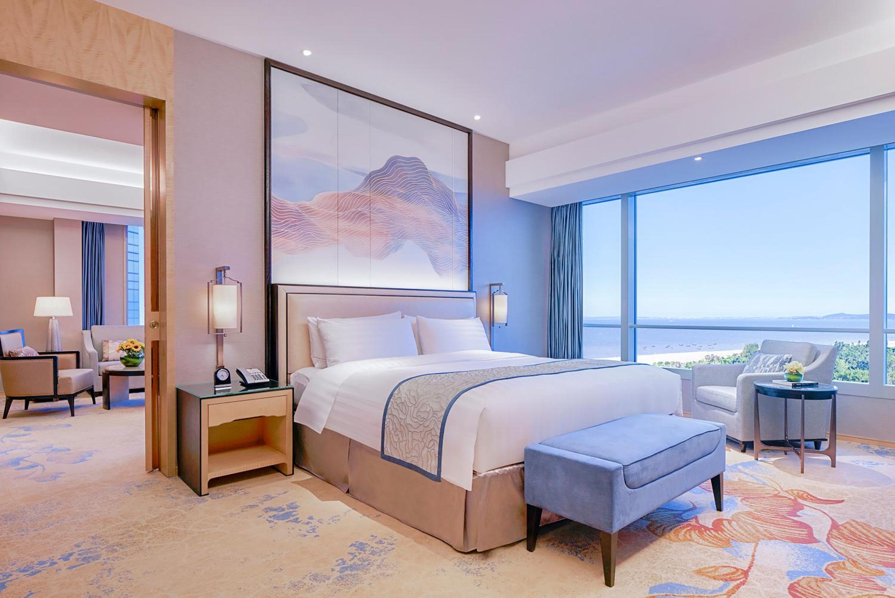 Executive Suite with Sea View（Including Horizon Club Lounge benefits： breakfast + cocktail service with a selection of canapes between 5:30 pm to 7:30pm + coffee, tea and soft drinks throughout the day）