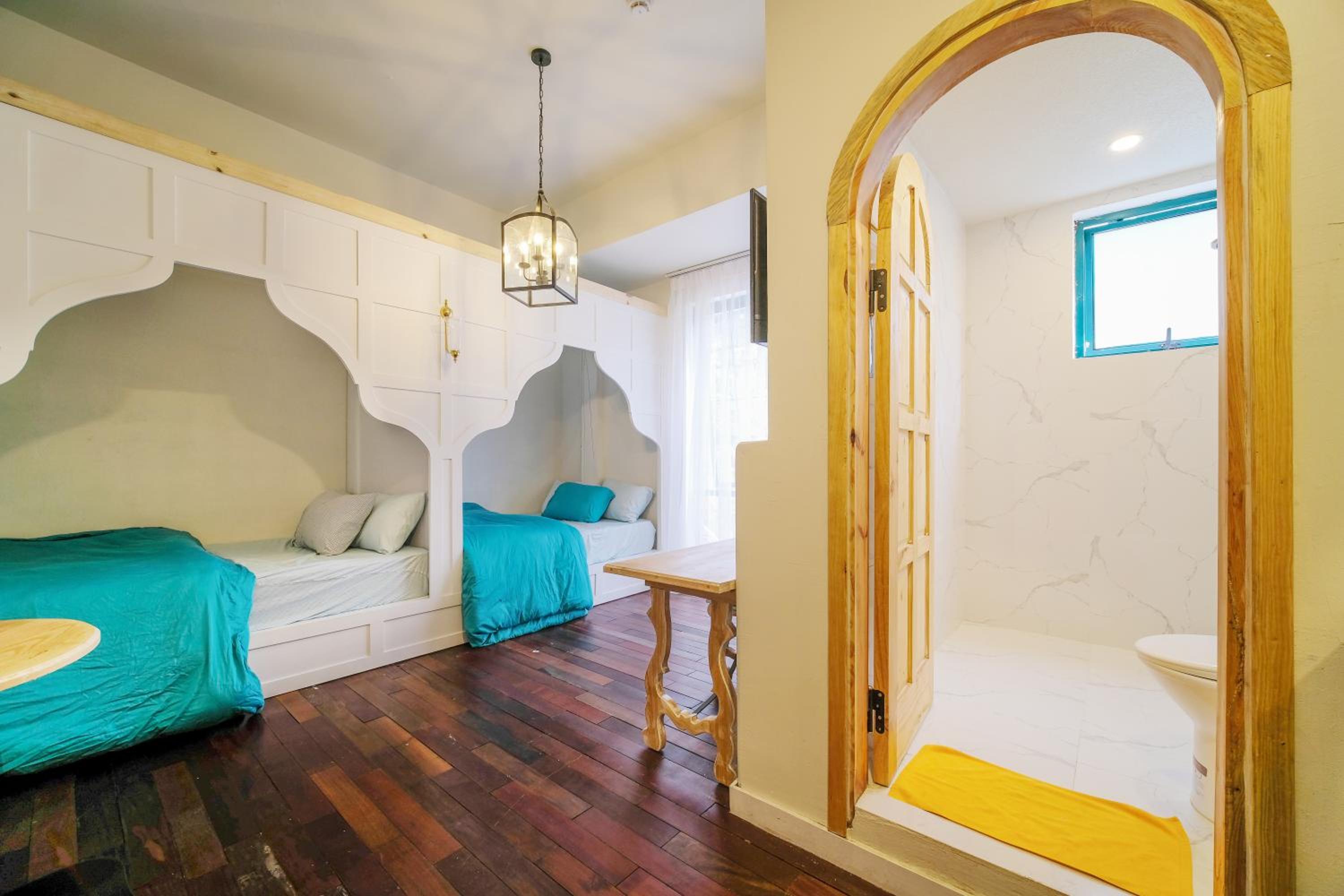 Quadruple Room with Private Bathroom - Photo 2