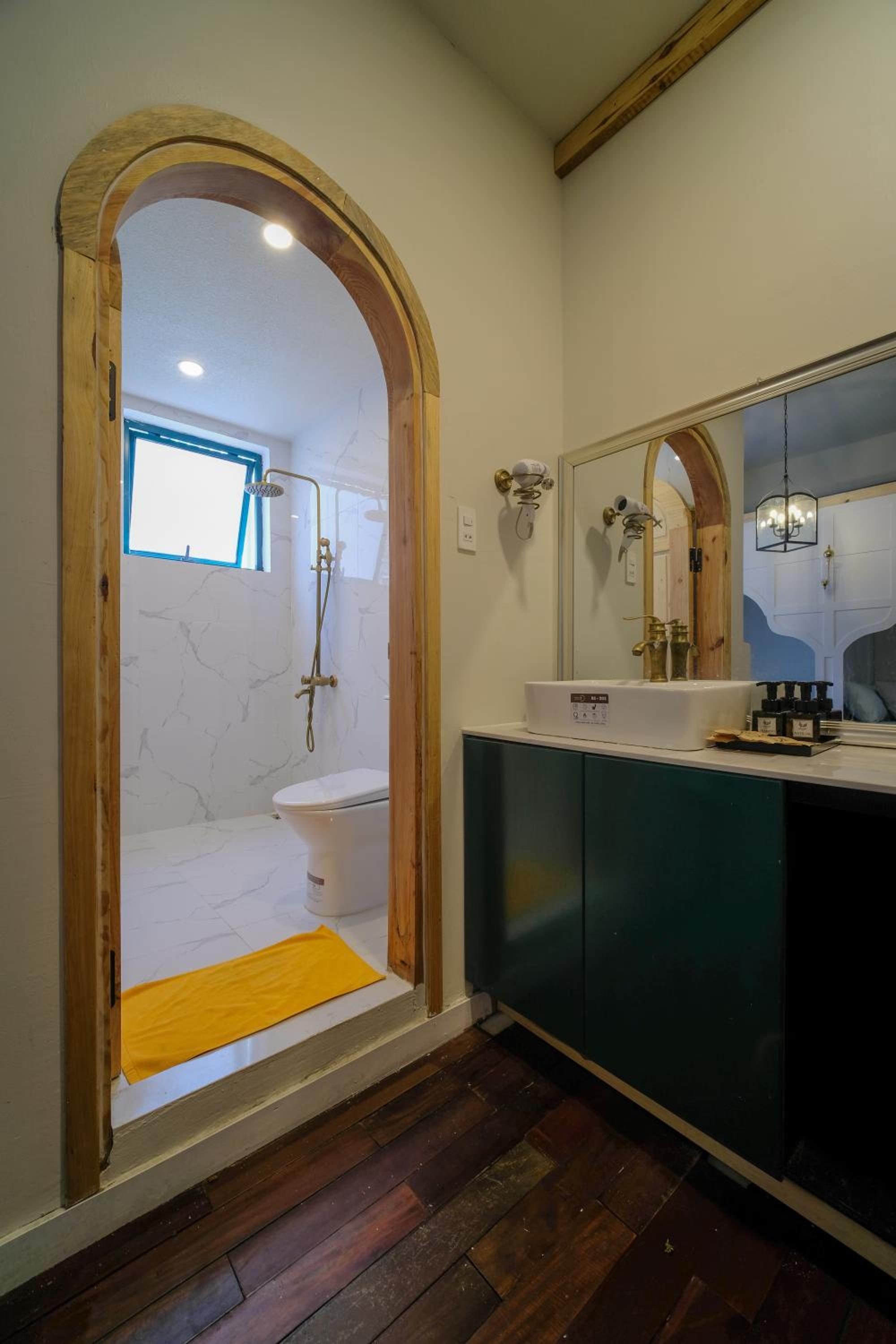 Quadruple Room with Private Bathroom - Photo 9