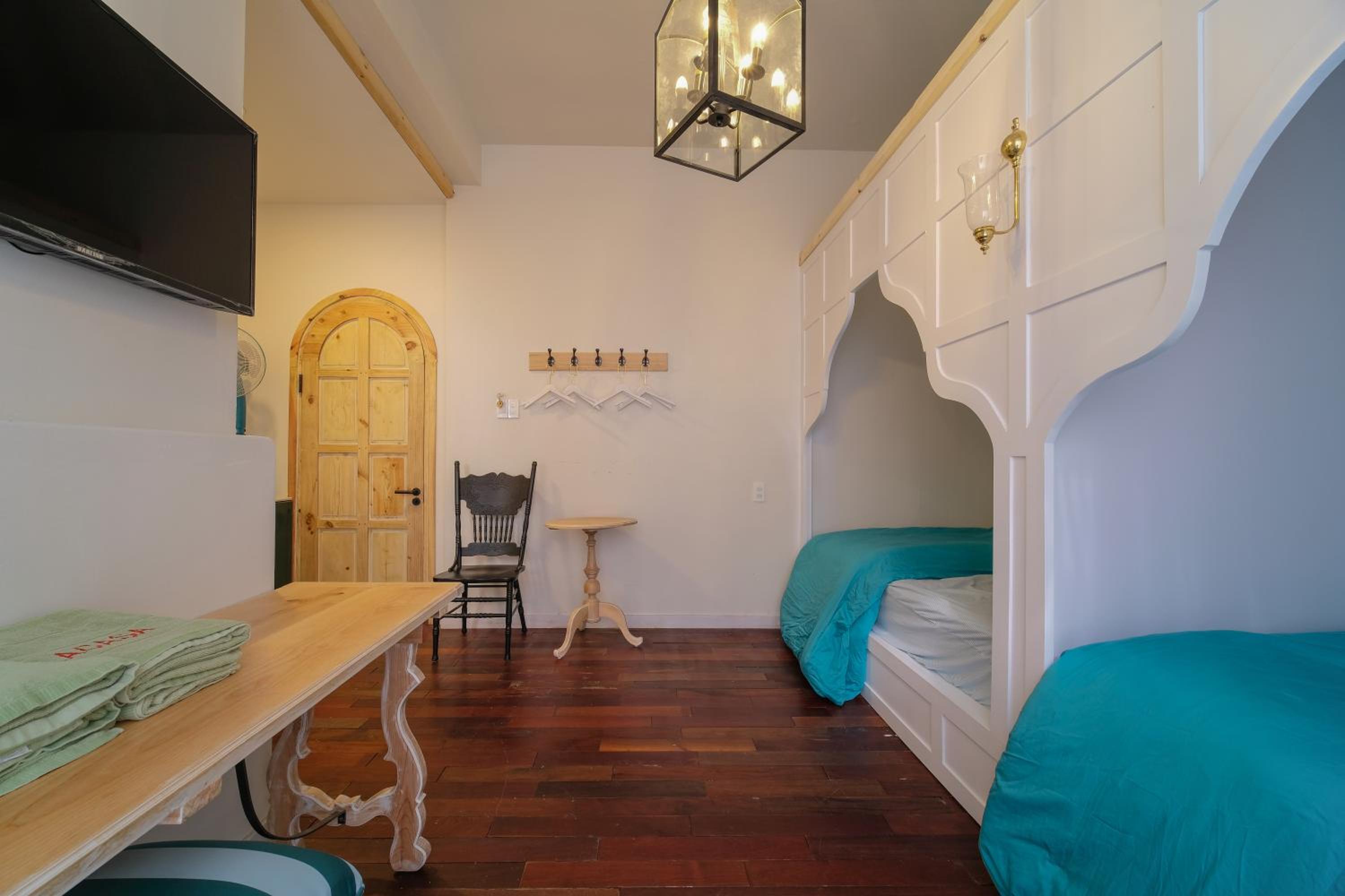 Quadruple Room with Private Bathroom - Photo 10