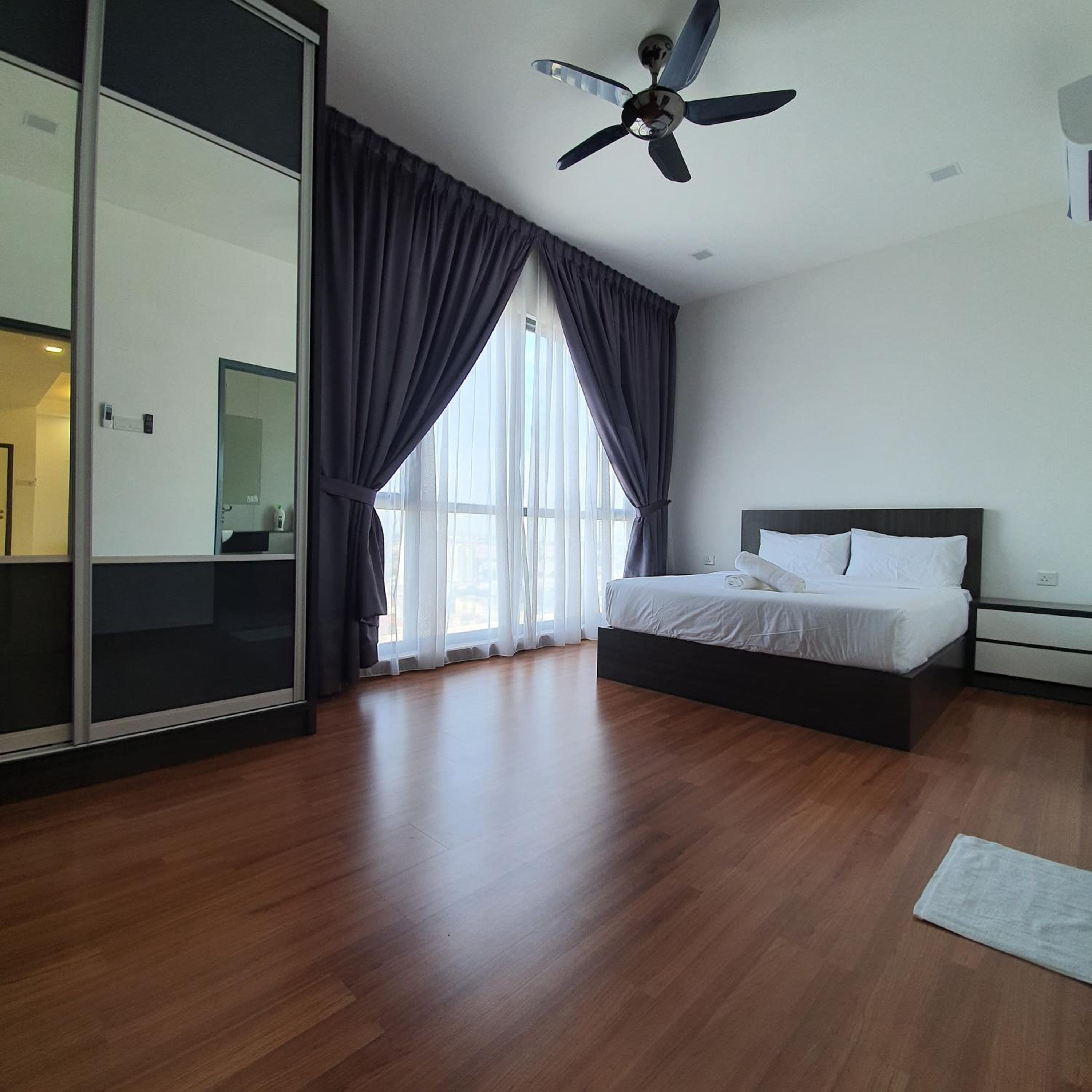 Superior Family Room photo 1