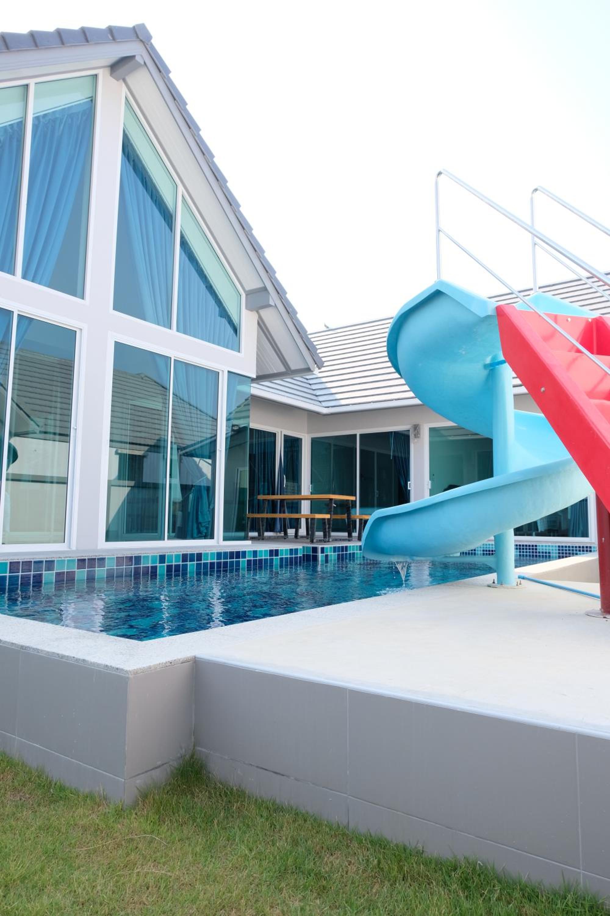 Villa - Photo 2