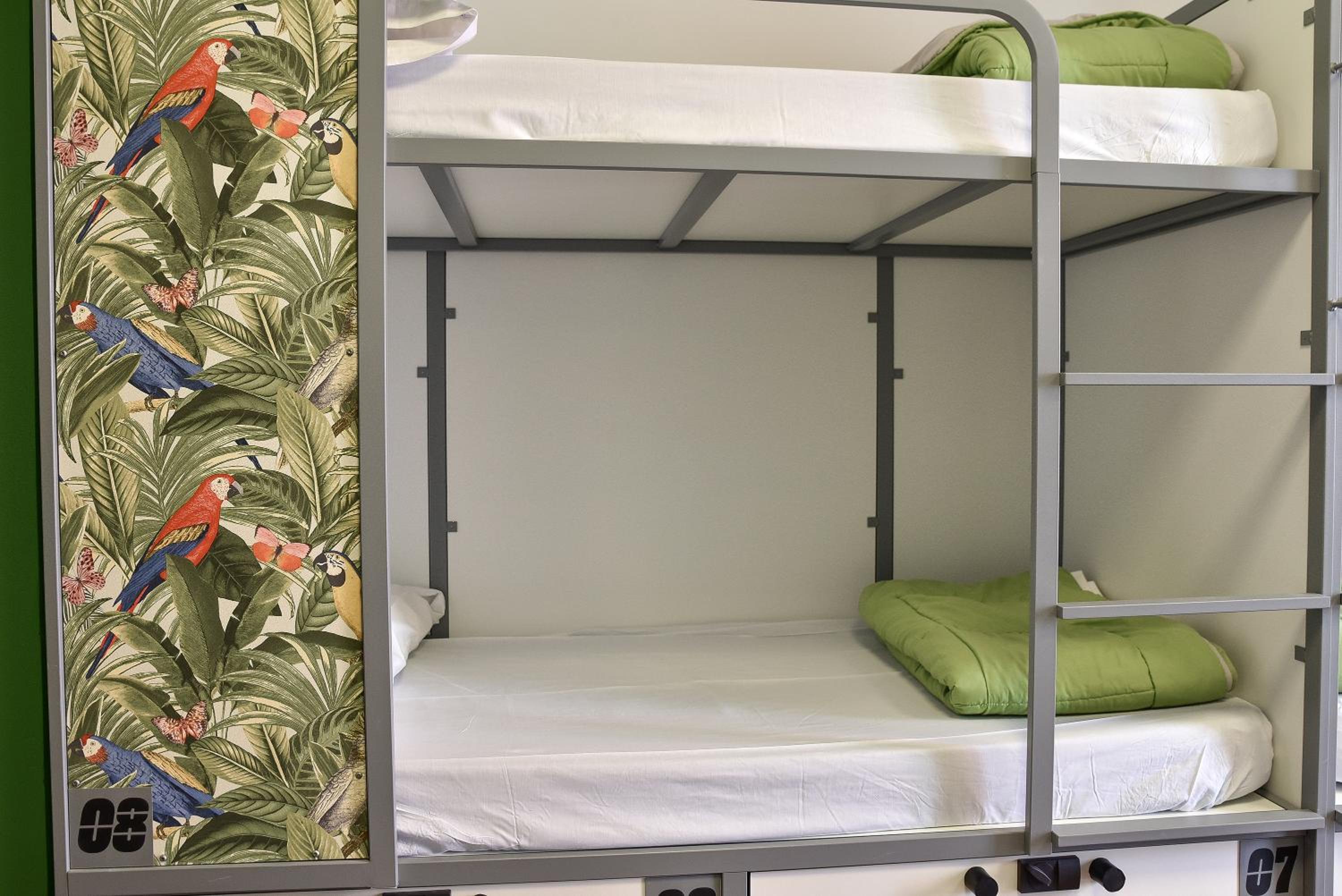 Cama individual en dormitorio mixto de 5 camas.