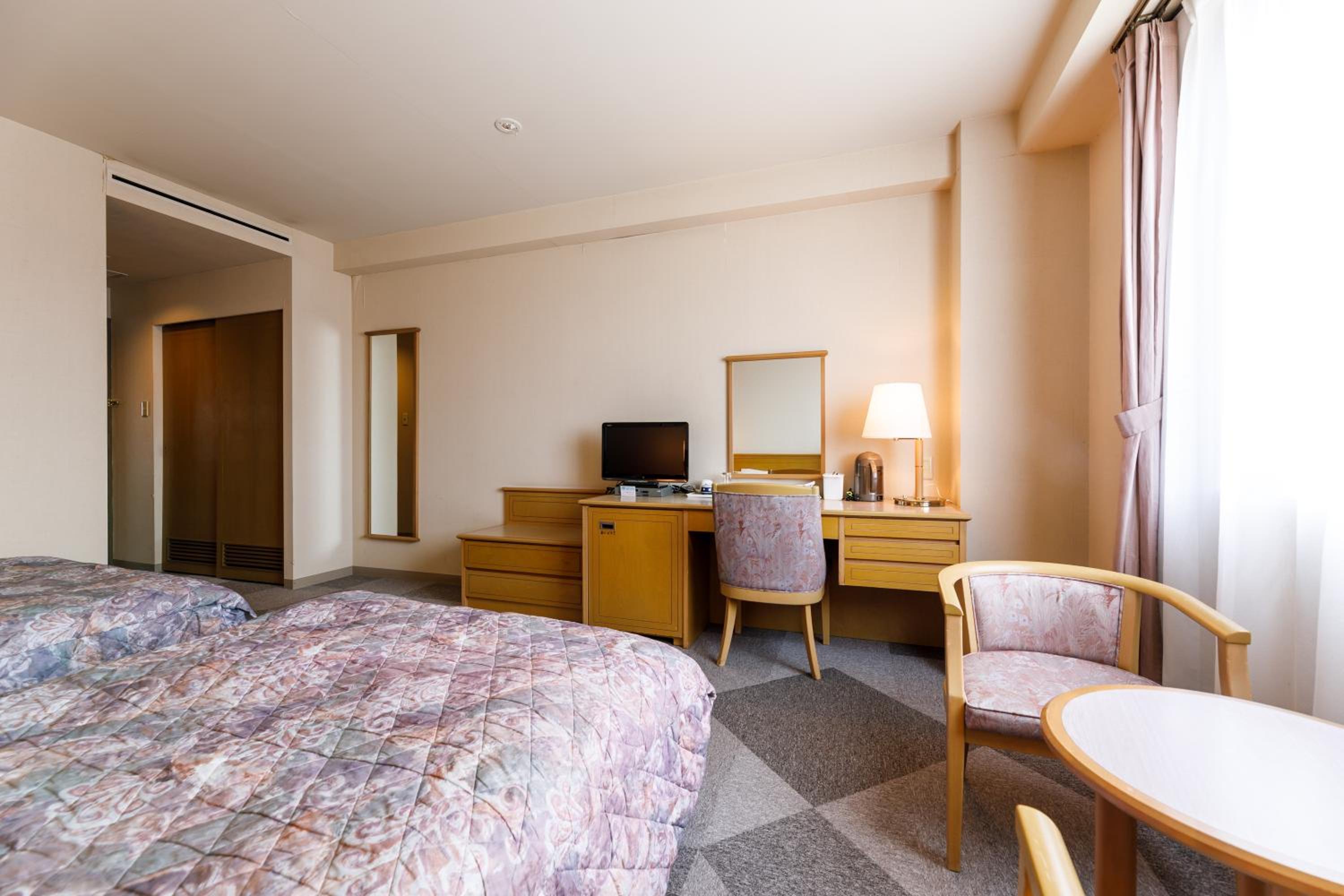Twin Room - Non-Smoking - Photo 12