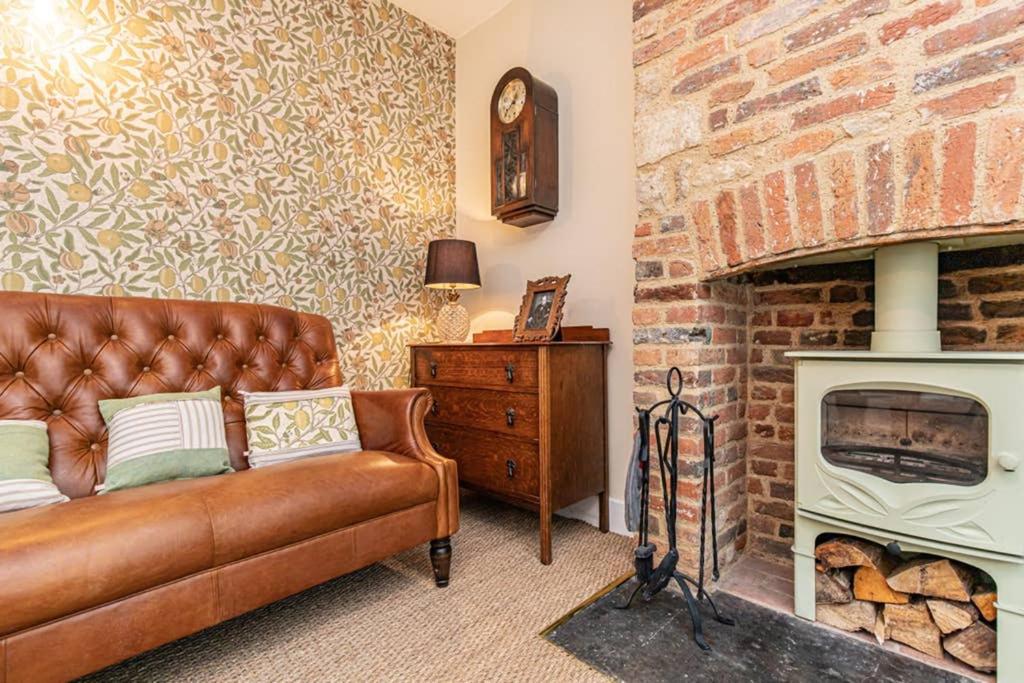 Two-Bedroom House - Photo 2