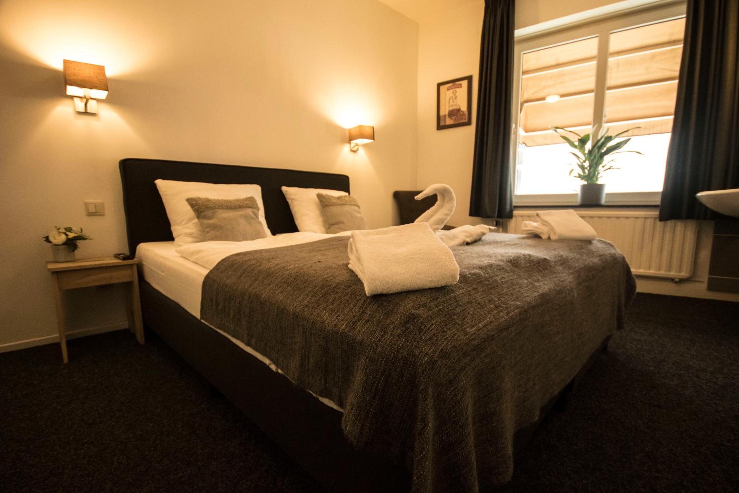 Standard Double Room with Shared Bathroom and Toilet photo 1