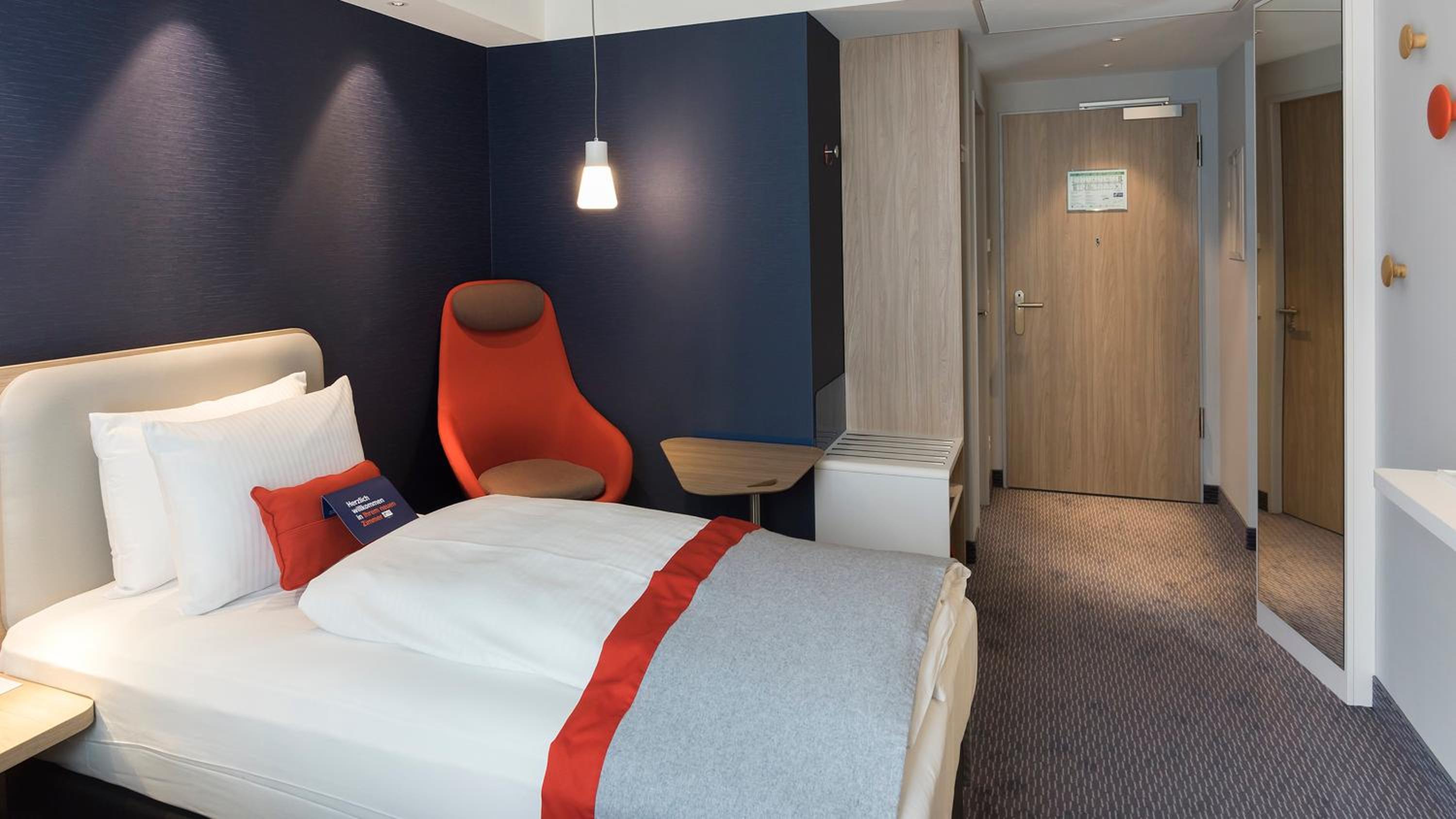 Standard Queen Room - Photo 7