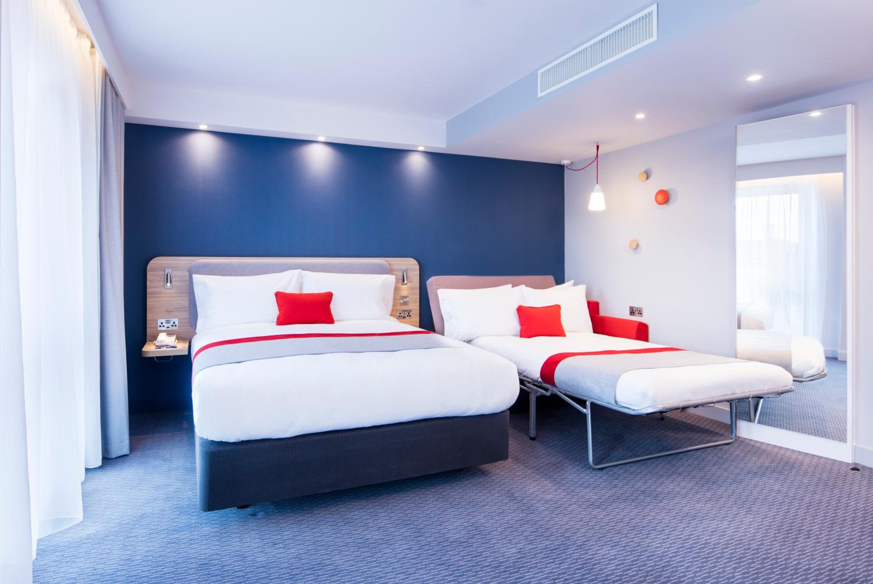 Standard Queen Room with Sofa Bed - Non-Smoking - Photo 1