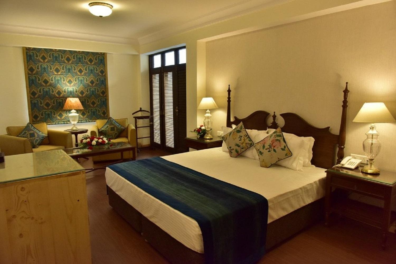 Luxury Room with Balcony - Photo 24