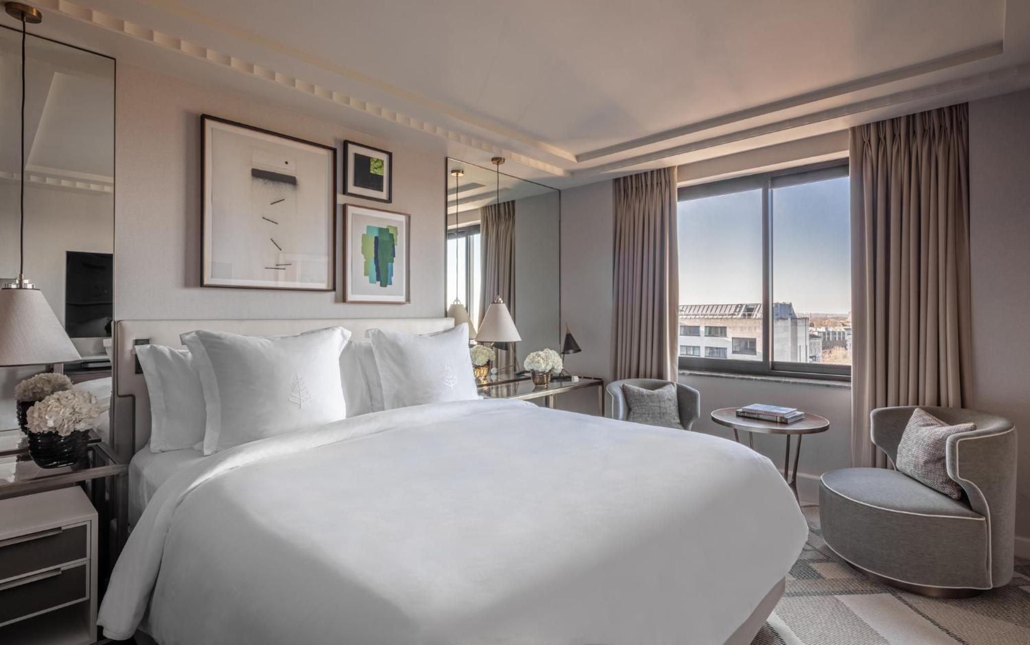Superior Room with King Bed photo 1