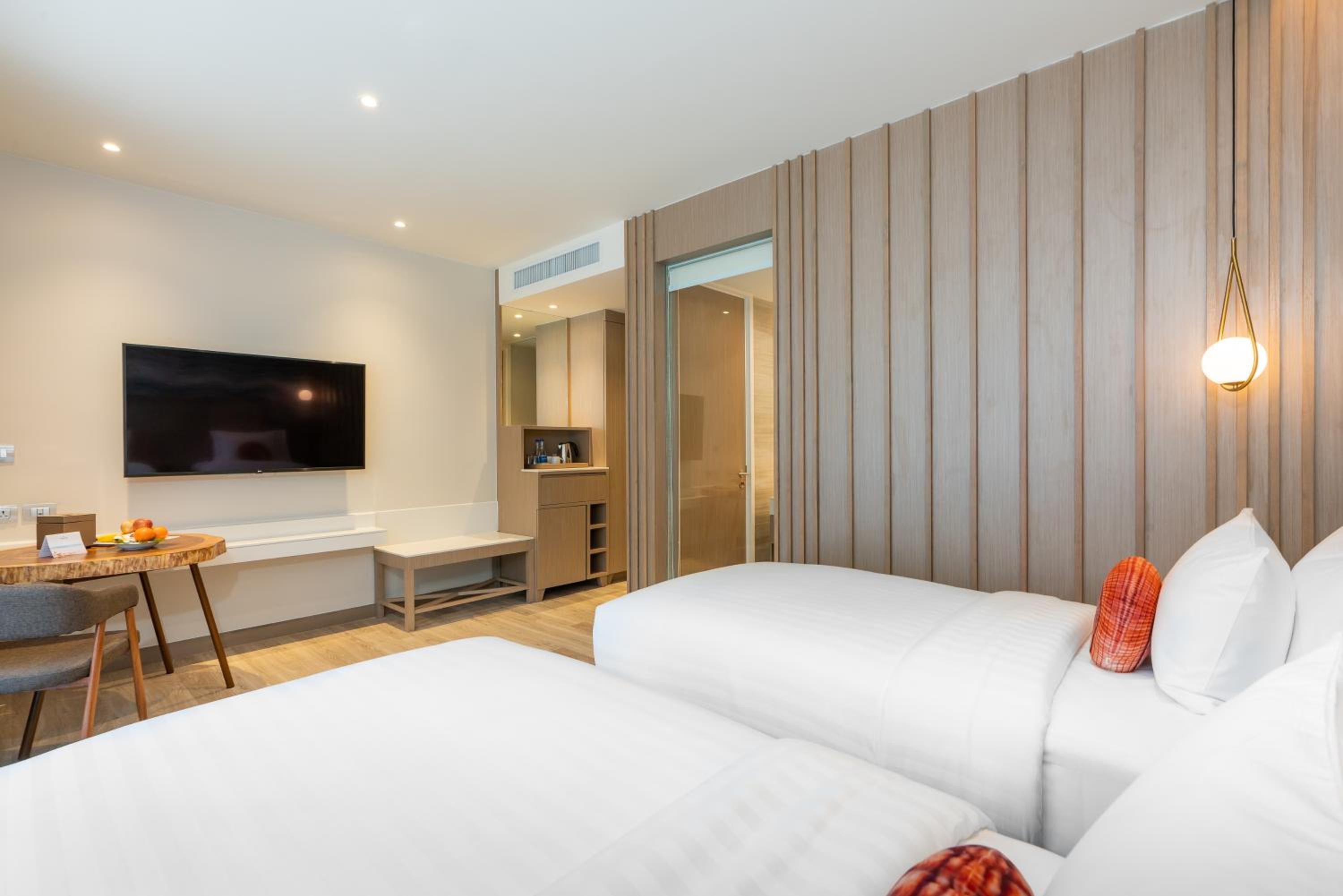 Superior Double or Twin Room with City View - Photo 6