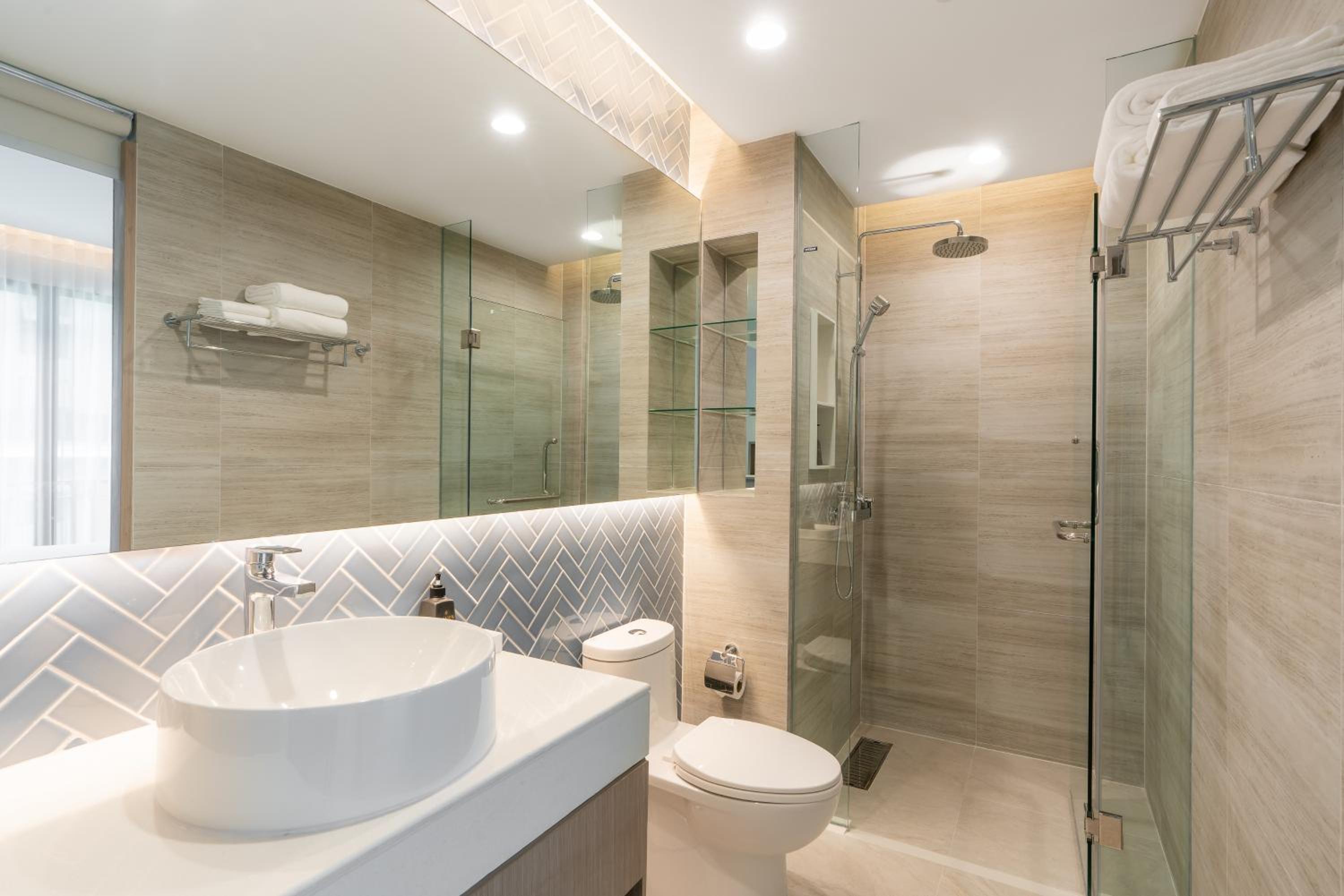 Superior Double or Twin Room with City View - Photo 8