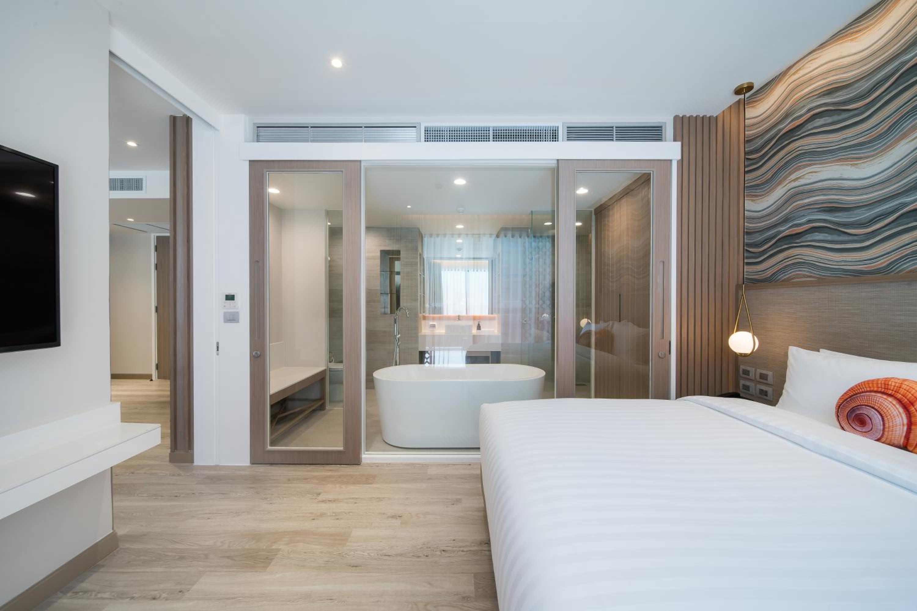 Suite - Photo 1