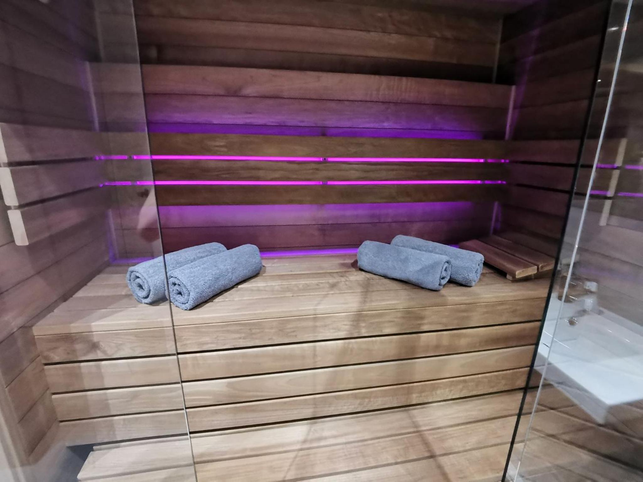 Apartment with Sauna and Jacuzzi - Photo 12