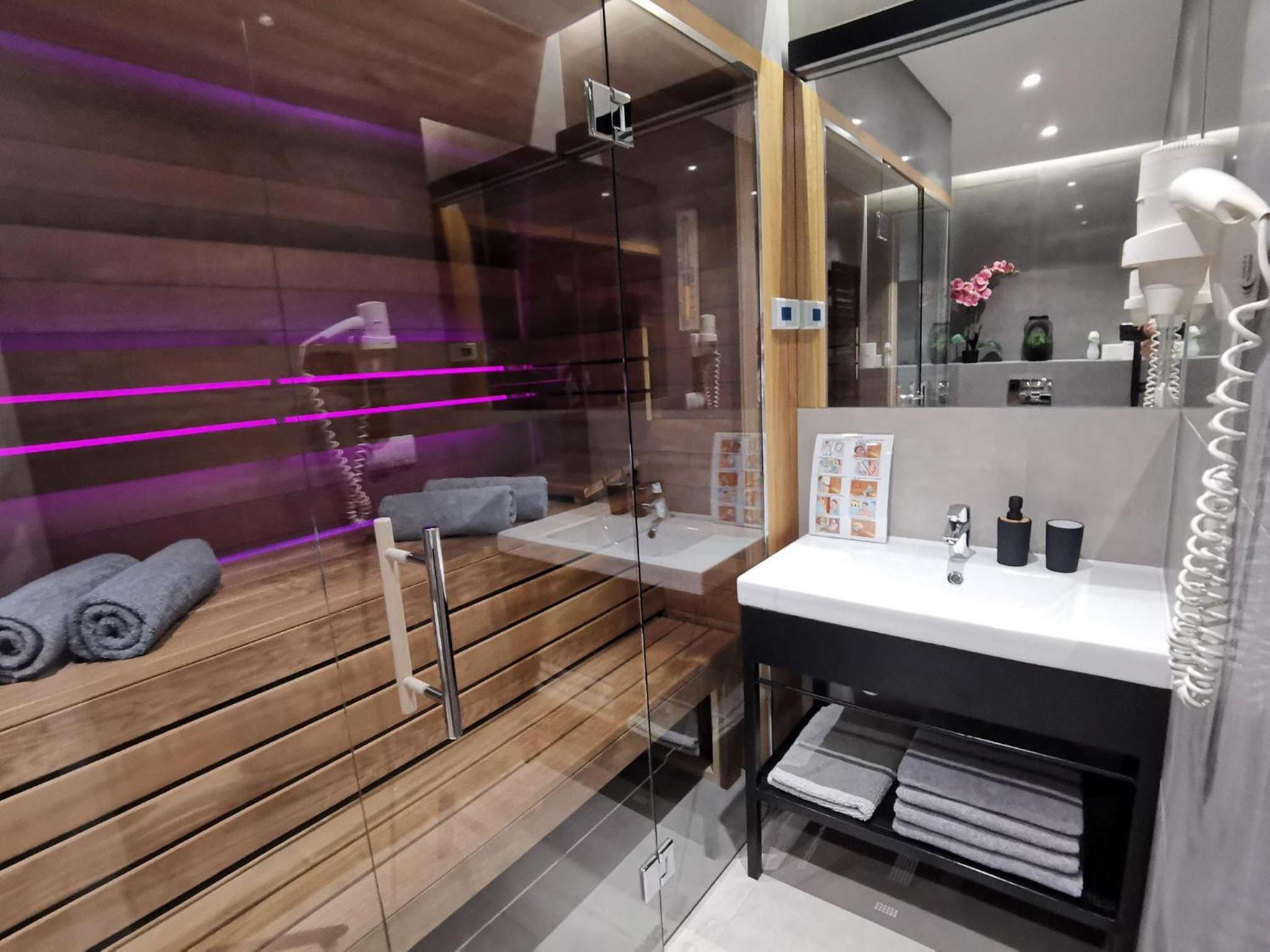Apartment with Sauna and Jacuzzi - Photo 18