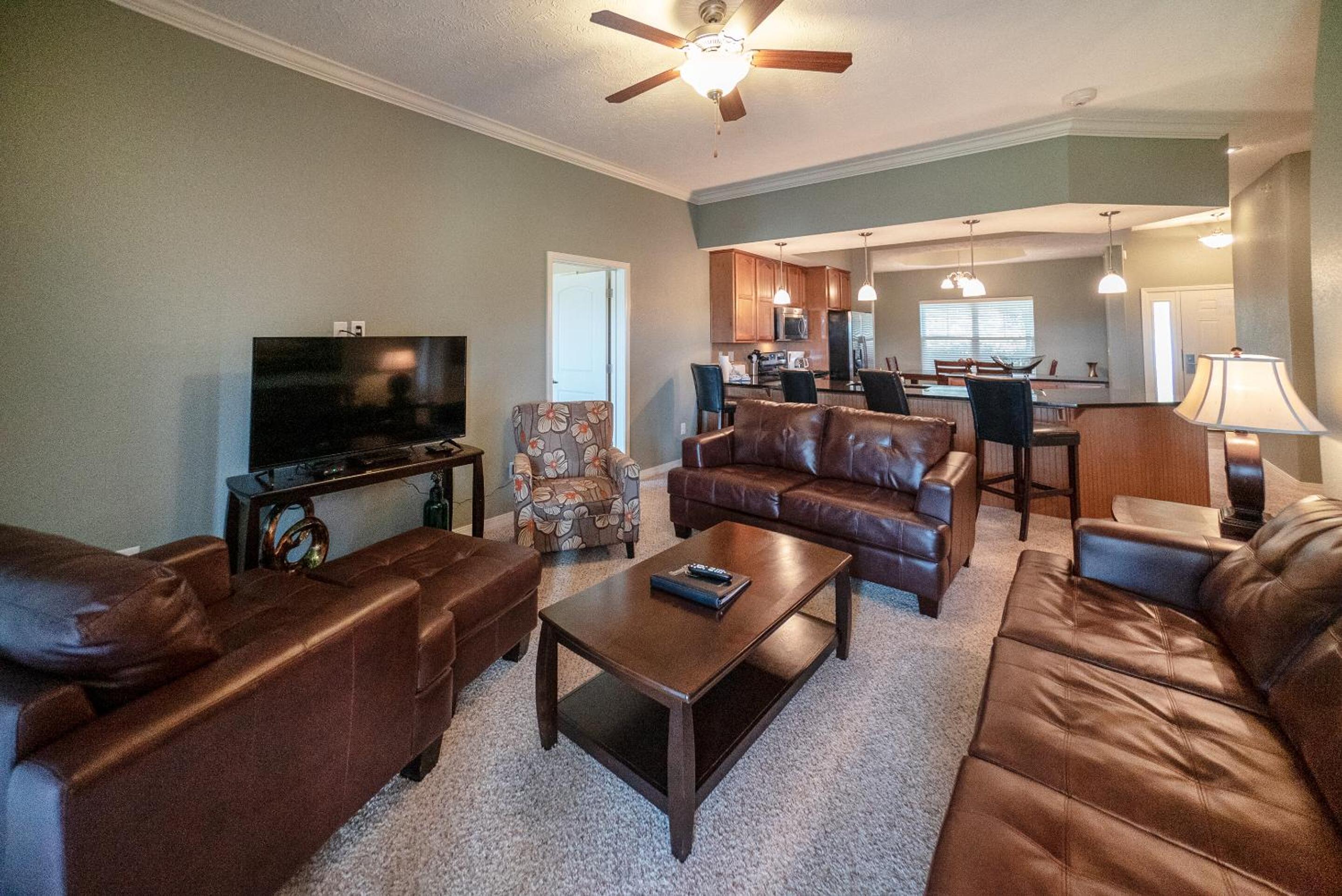 Four-Bedroom Apartment with Lake View photo 3
