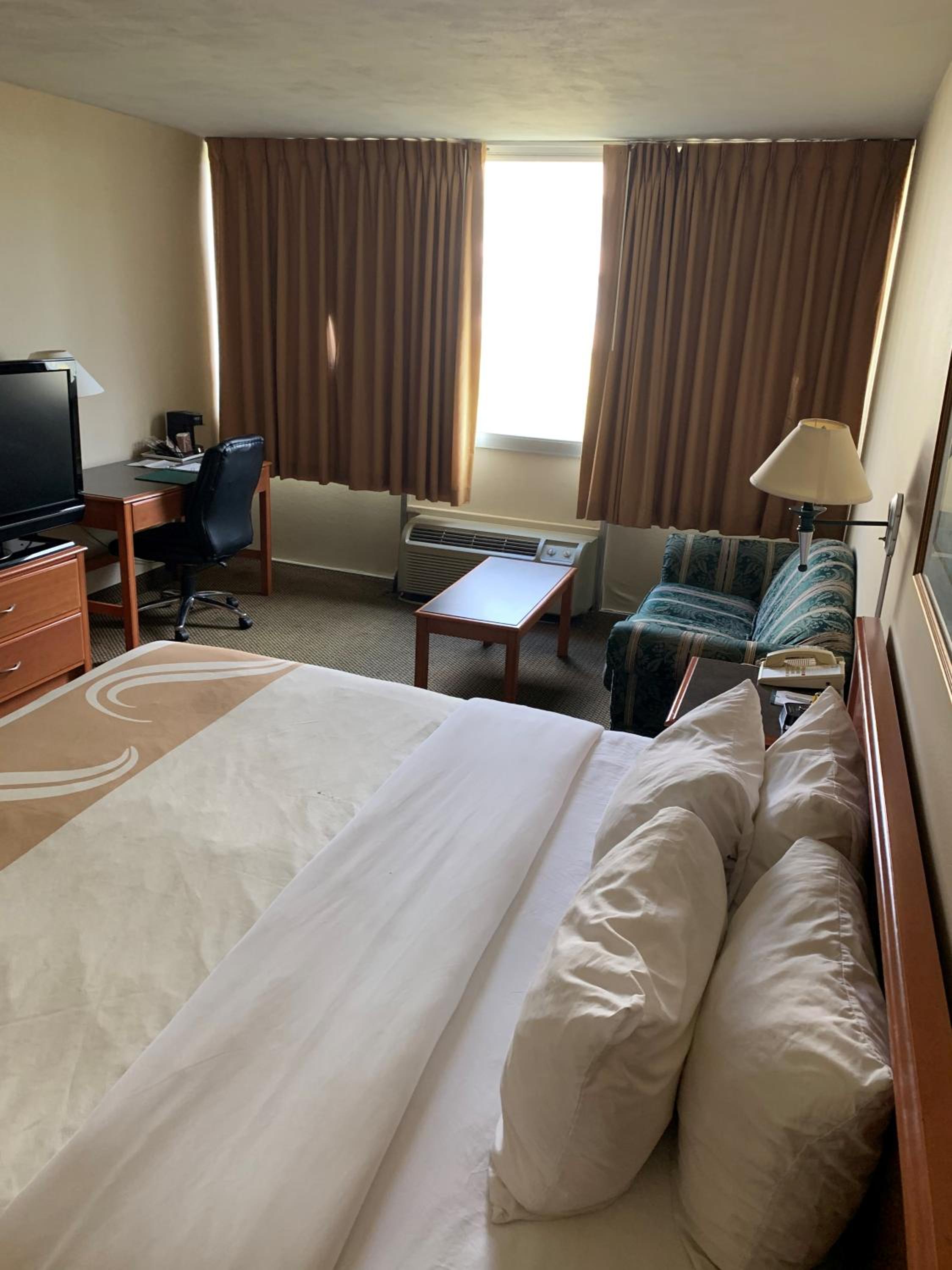King Room - Non-Smoking - Photo 4