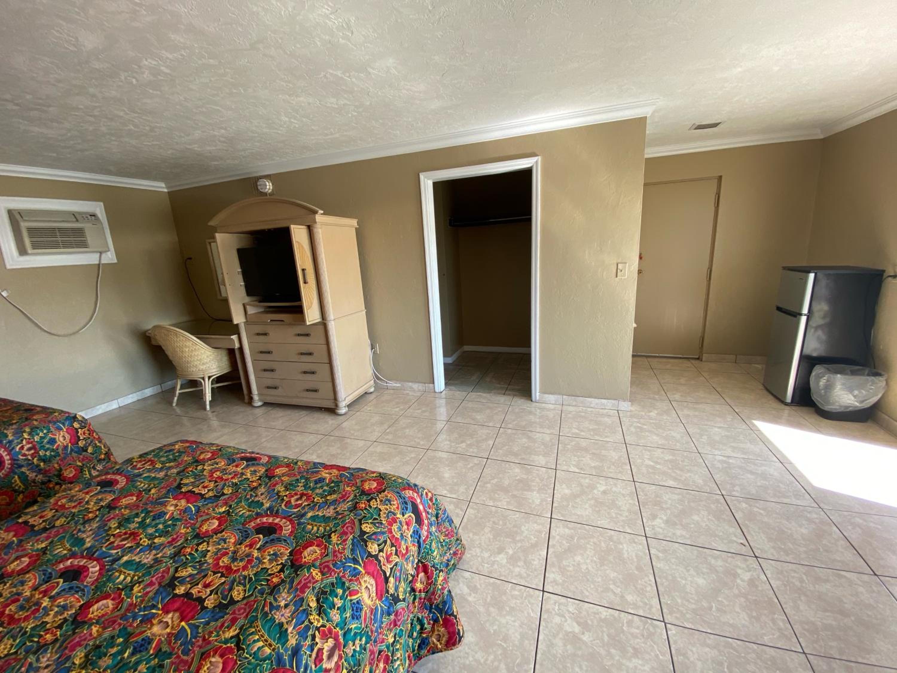 Double Room With Two Double Beds - Smoking photo 3