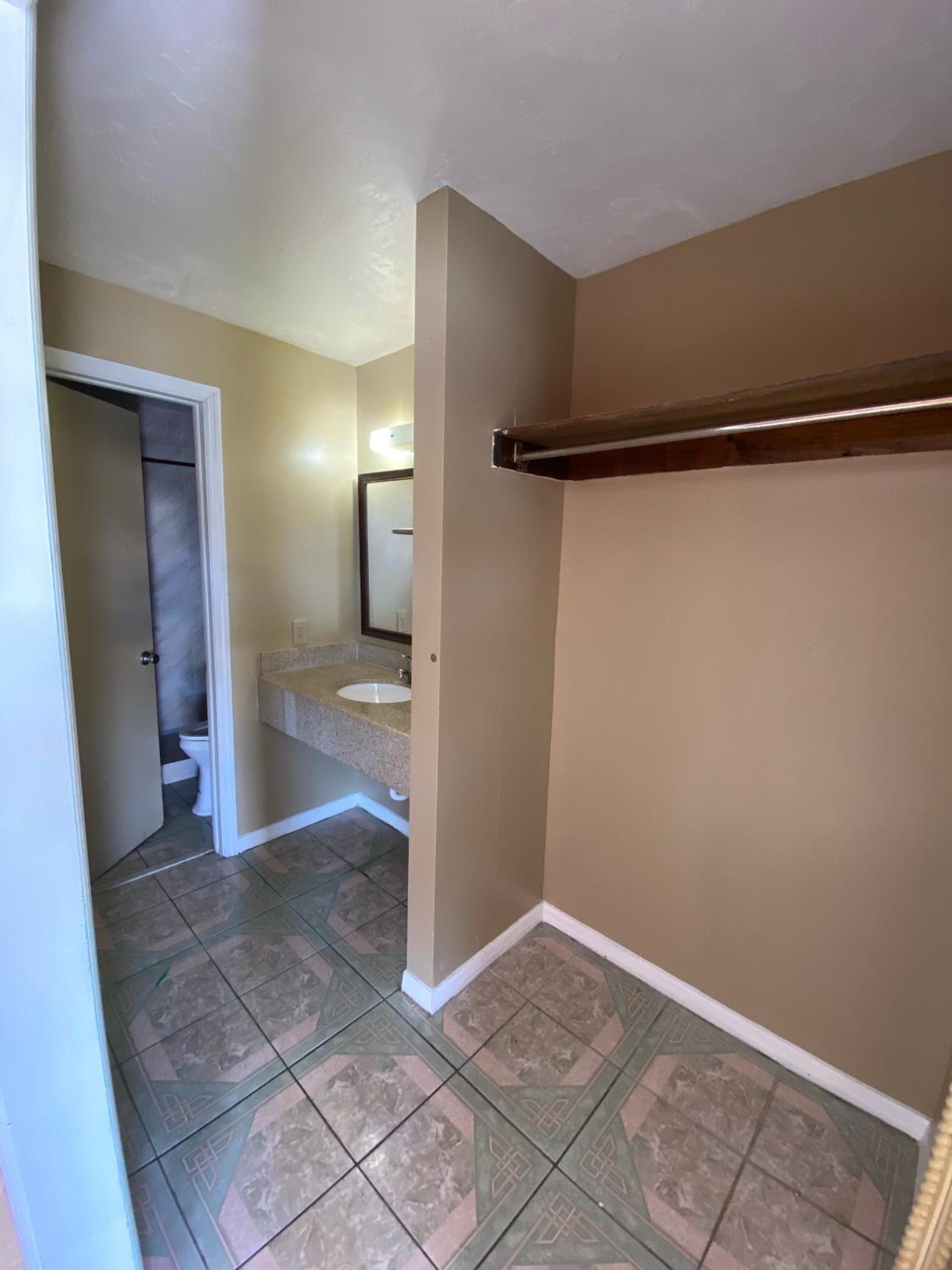 Double Room With Two Double Beds - Smoking photo 2