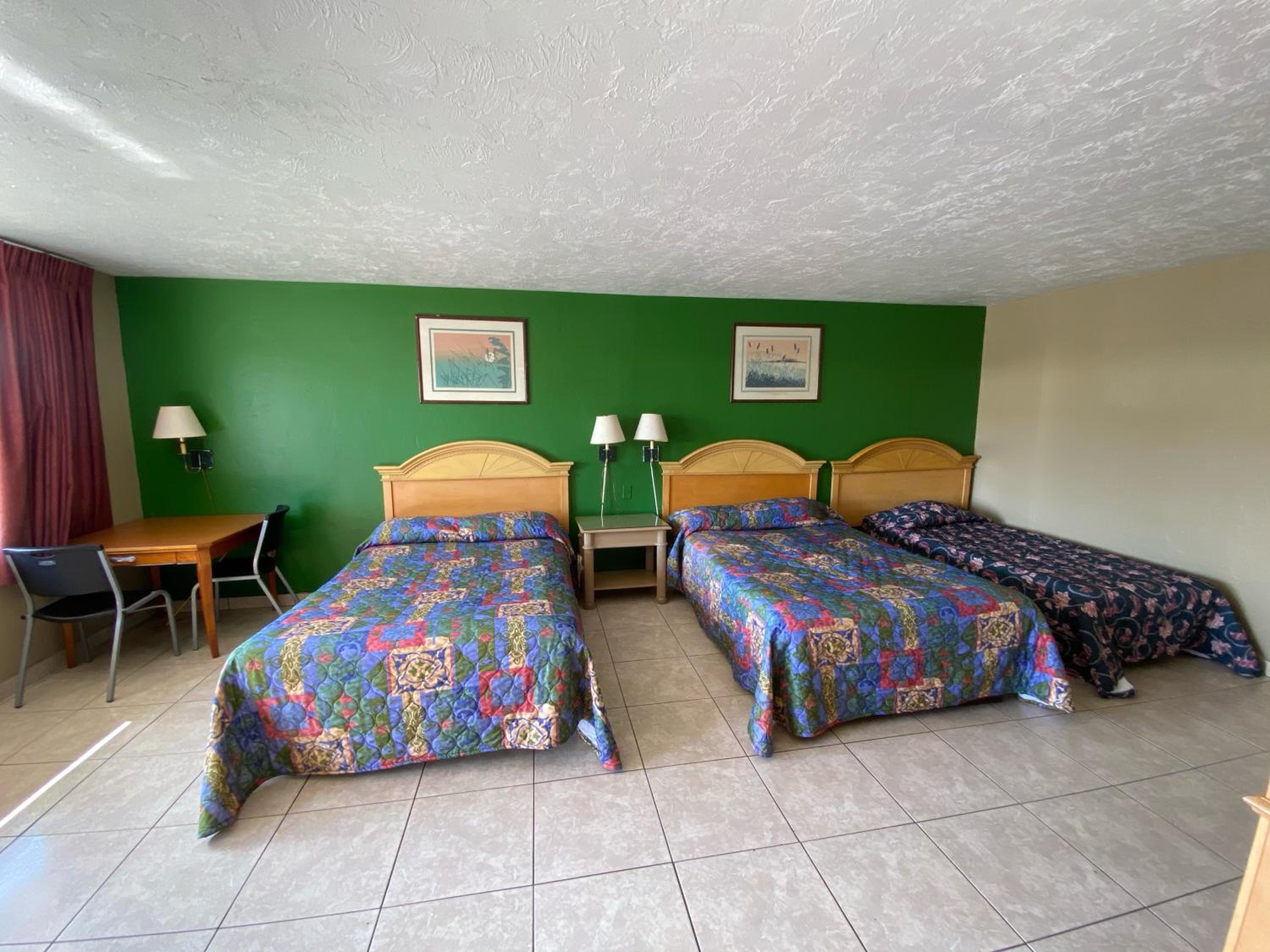 Double Room With Two Double Beds - Smoking photo 1