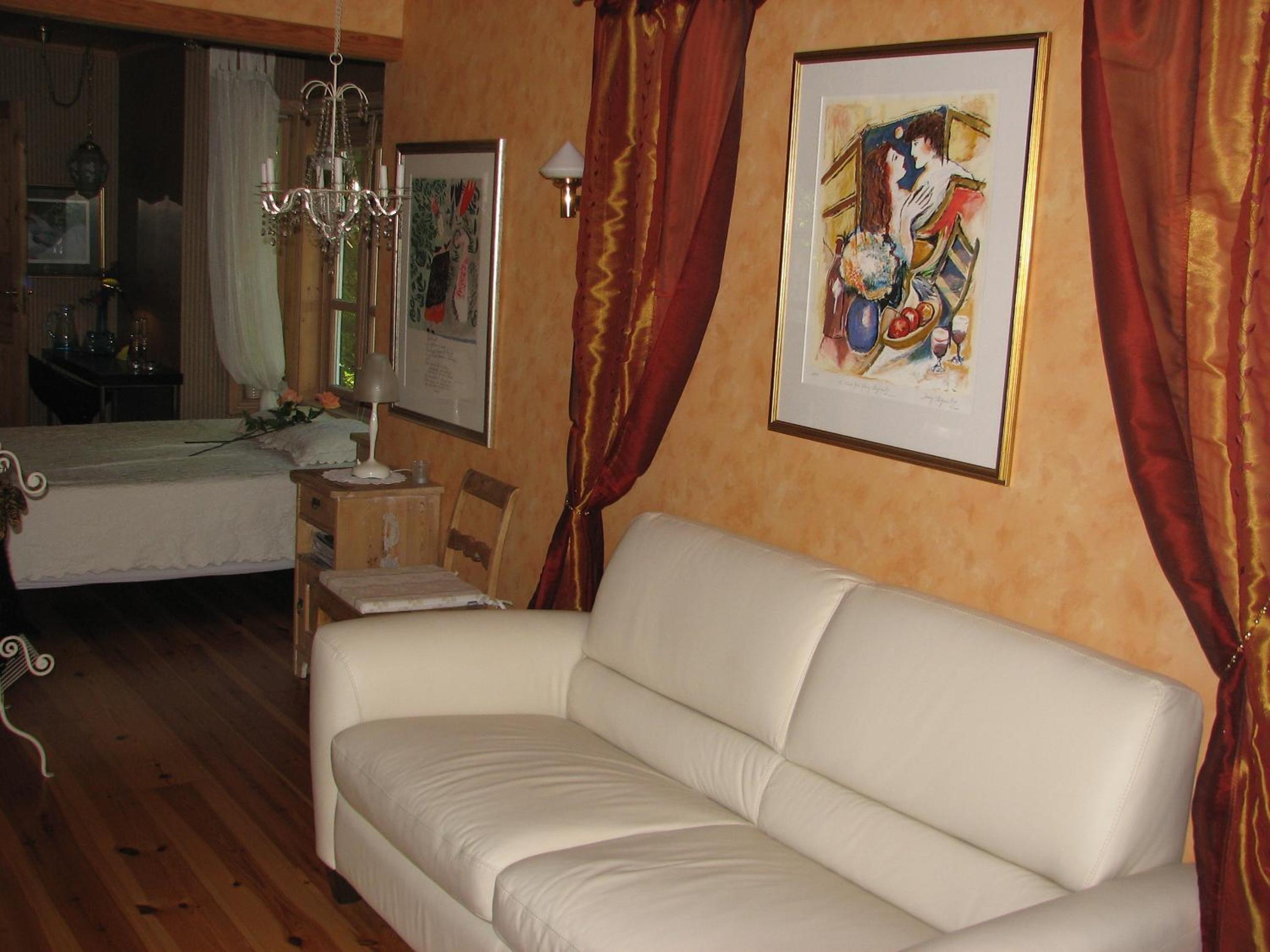 Small Studio photo 2