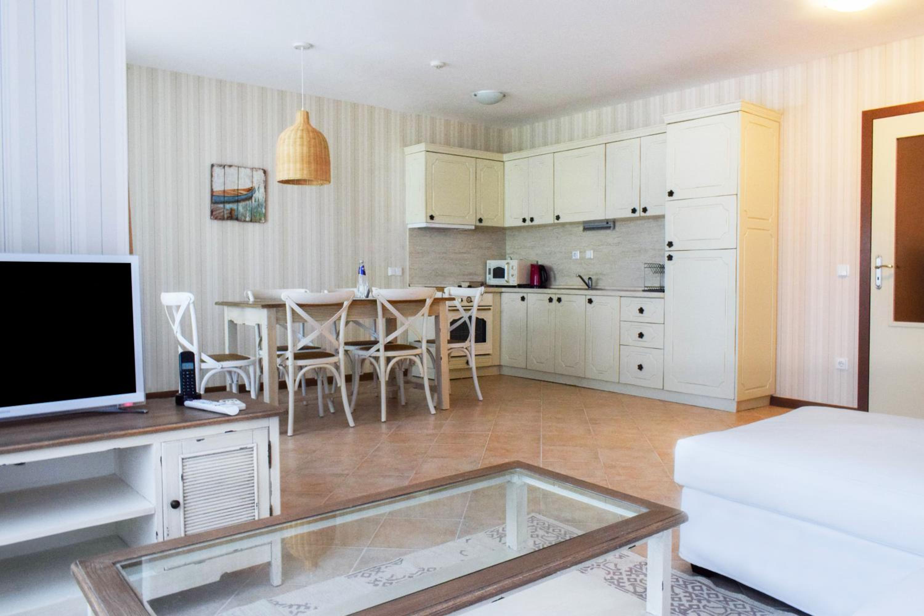 Premium Three-Bedroom Apartment with Balcony and Sea View photo 2