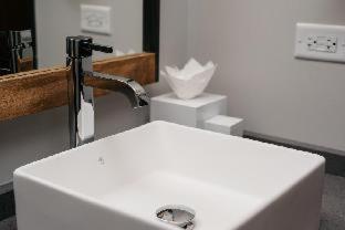 King Room with Bath Tub - Mobility Accessible - Photo 4