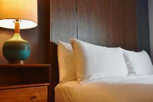 King Room with Bath Tub - Mobility Accessible - Photo 2