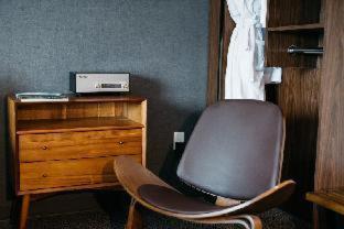 King Room with Bath Tub - Mobility Accessible - Photo 3