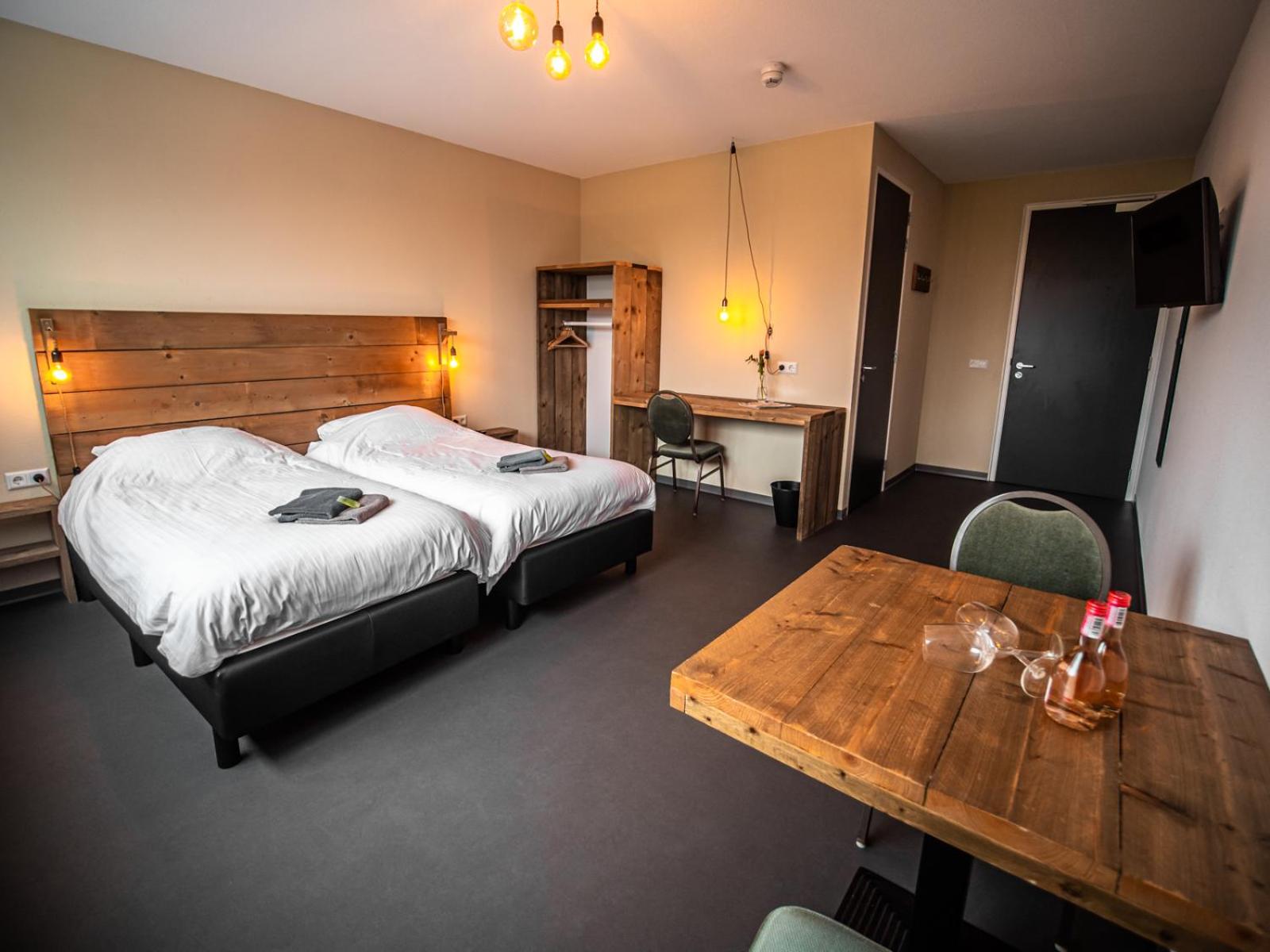 Large Double Room - Photo 2