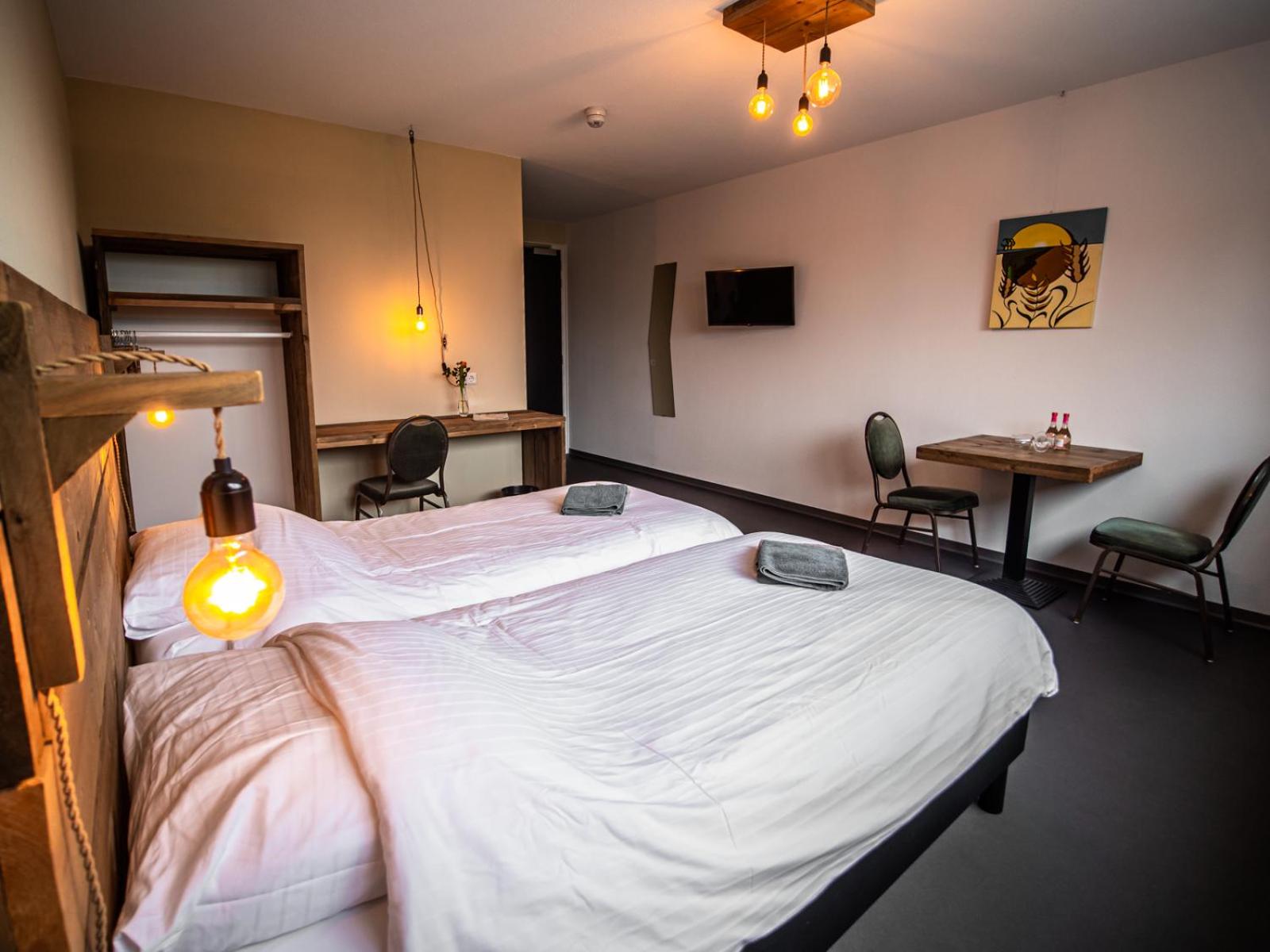 Large Double Room - Photo 4