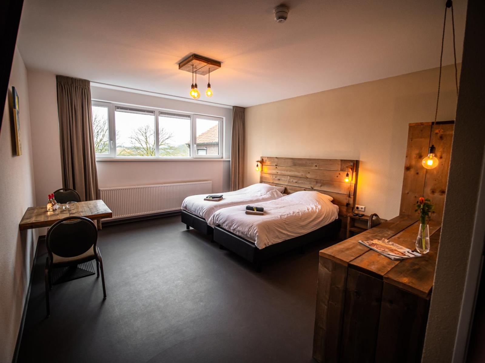 Large Double Room - Photo 1