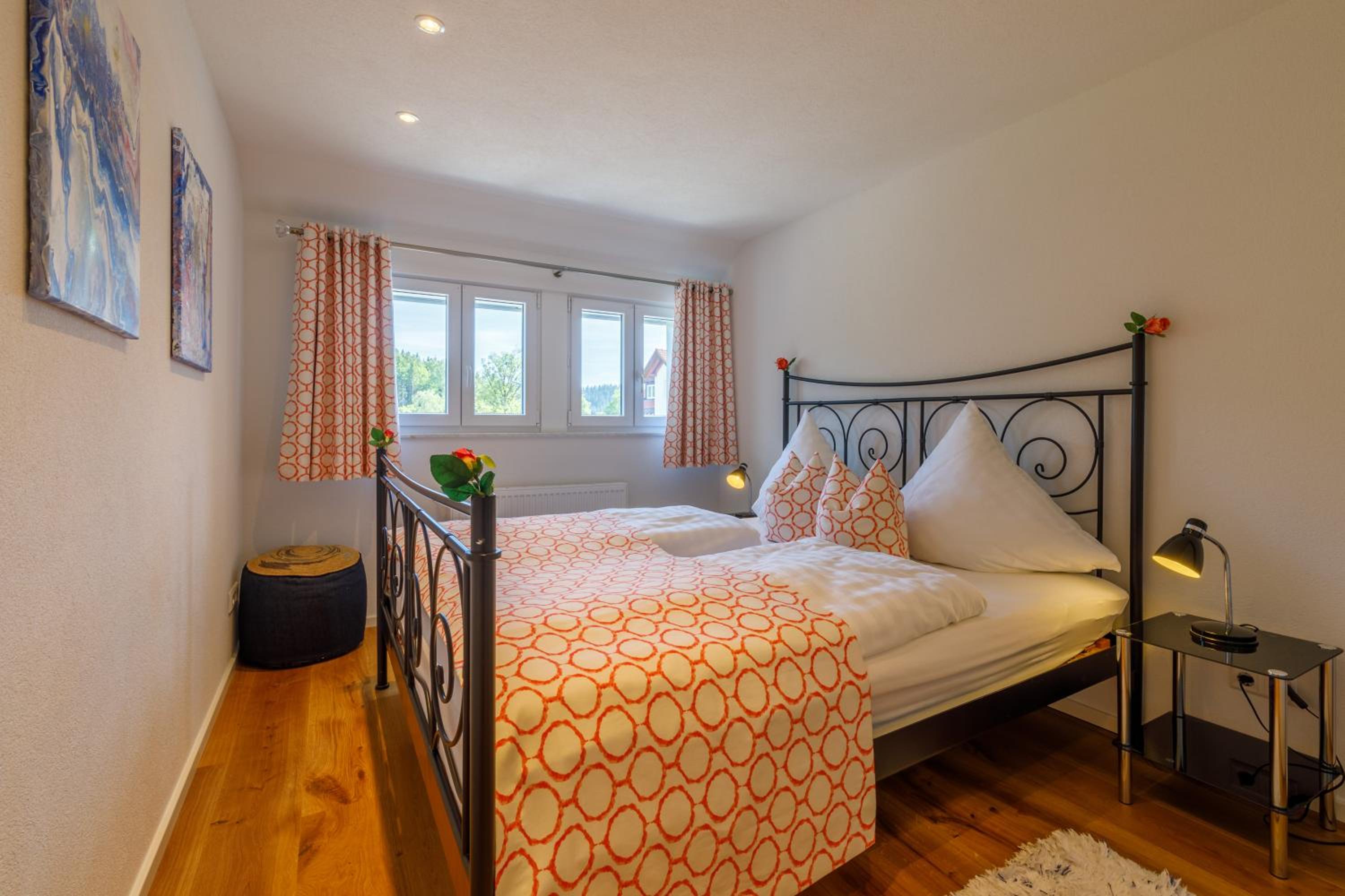 Deluxe Three-Bedroom Apartment - Photo 4