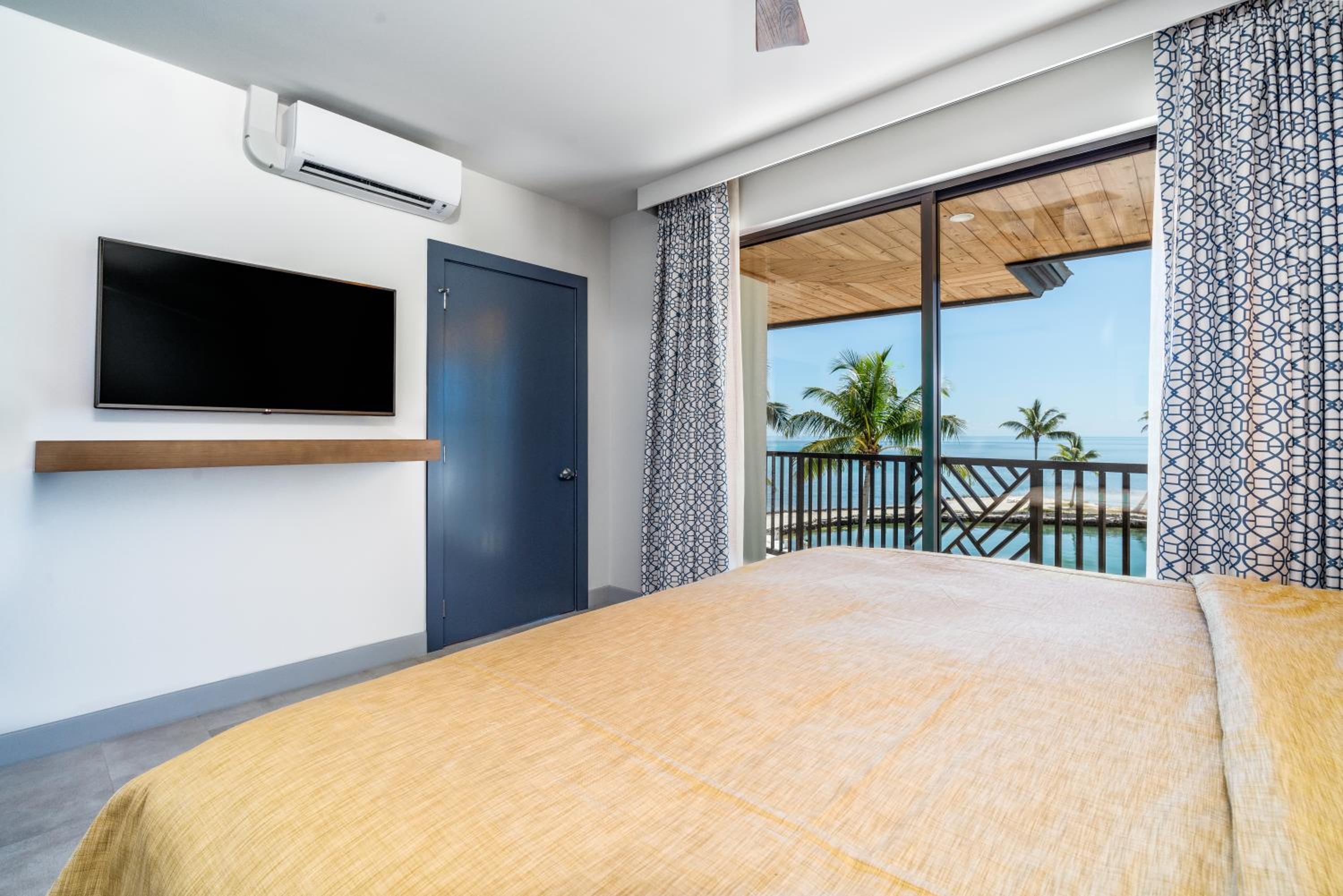 Deluxe King Suite - Photo 8
